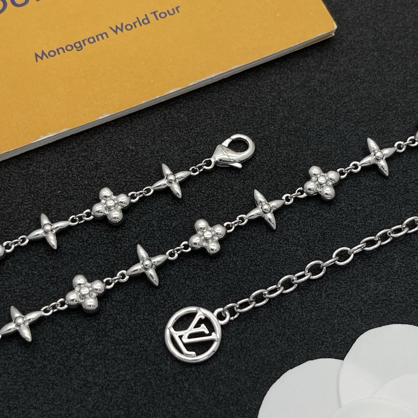 LV高仿銀色Monogram花形項鍊簡約時尚百搭｜歐美奢侈品精品推薦