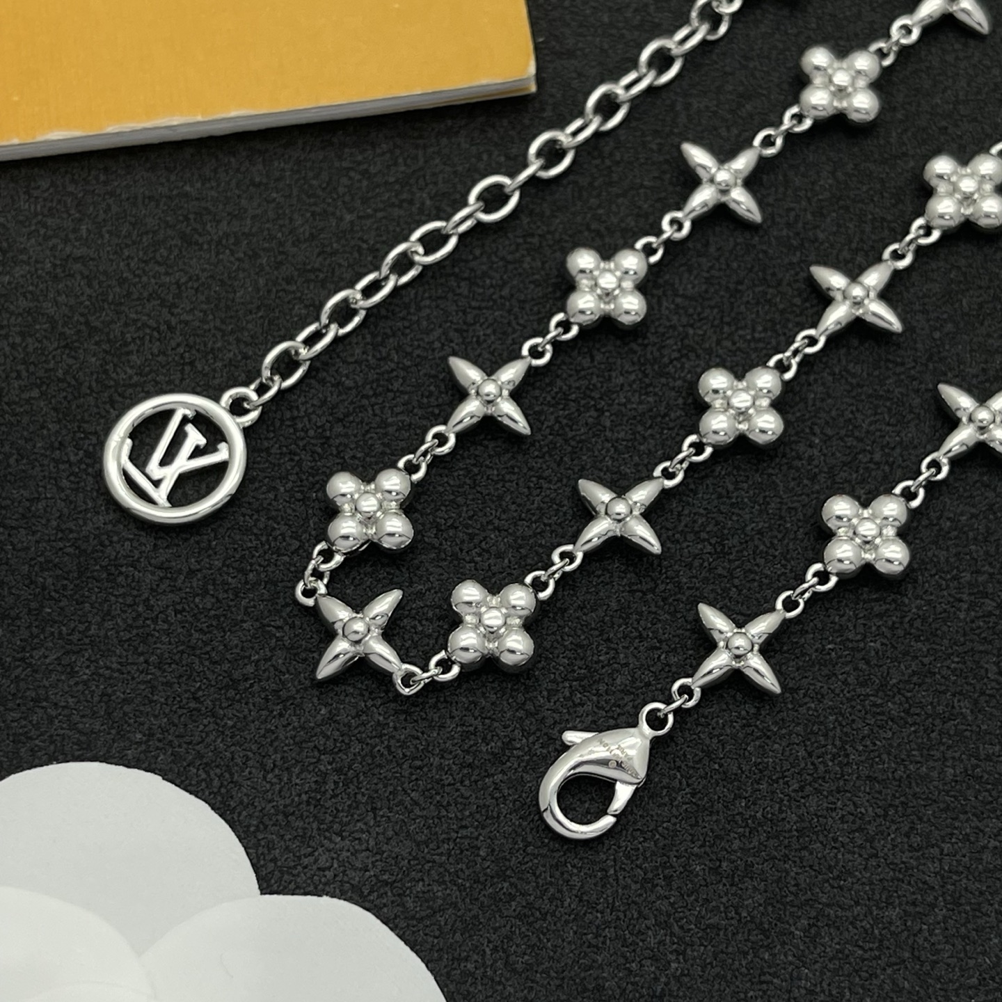 LV高仿銀色Monogram花形項鍊簡約時尚百搭｜歐美奢侈品精品推薦