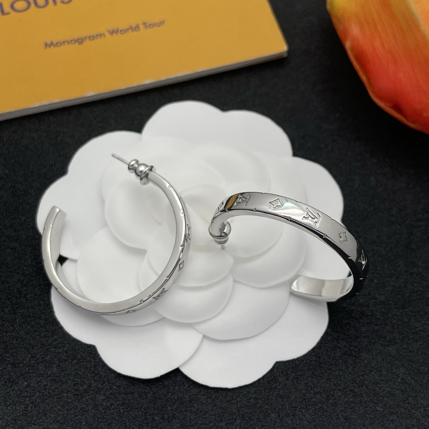 LV高仿銀色Monogram刻花開口戒指簡約個性款｜歐美奢侈品精品推薦
