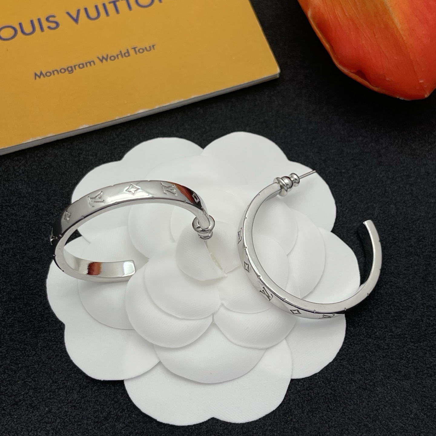 LV高仿銀色Monogram刻花開口戒指簡約個性款｜歐美奢侈品精品推薦