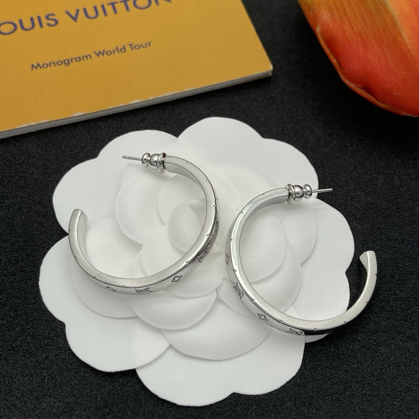 LV高仿銀色Monogram刻花開口戒指簡約個性款｜歐美奢侈品精品推薦