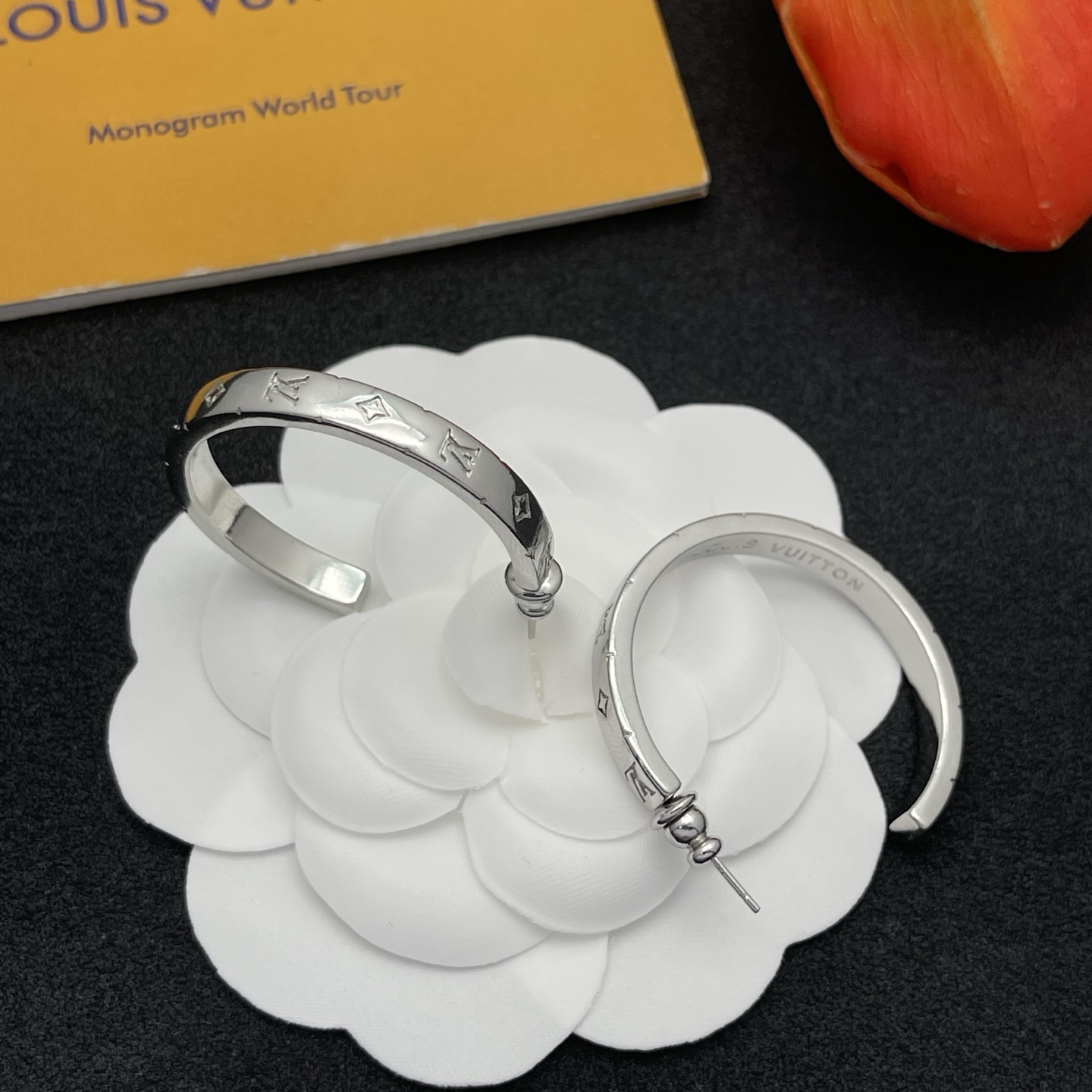 LV高仿銀色Monogram刻花開口戒指簡約個性款｜歐美奢侈品精品推薦