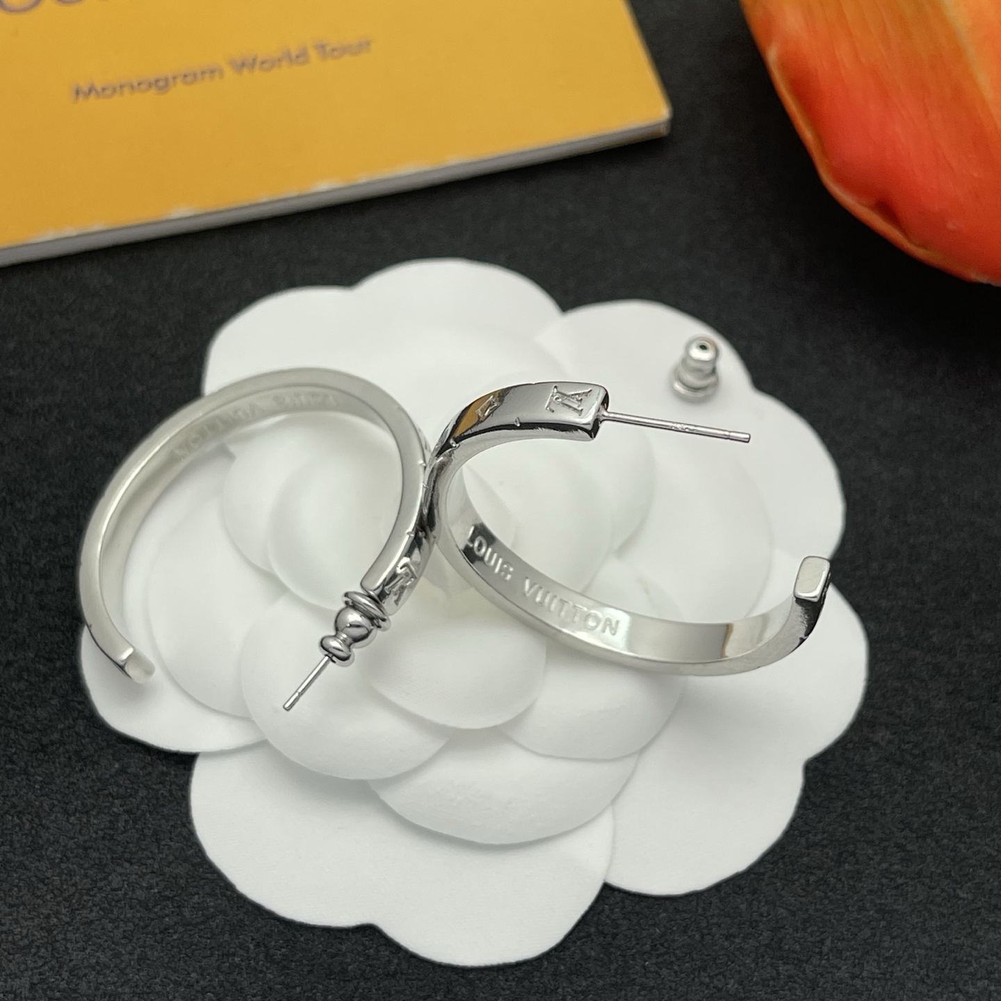 LV高仿銀色Monogram刻花開口戒指簡約個性款｜歐美奢侈品精品推薦