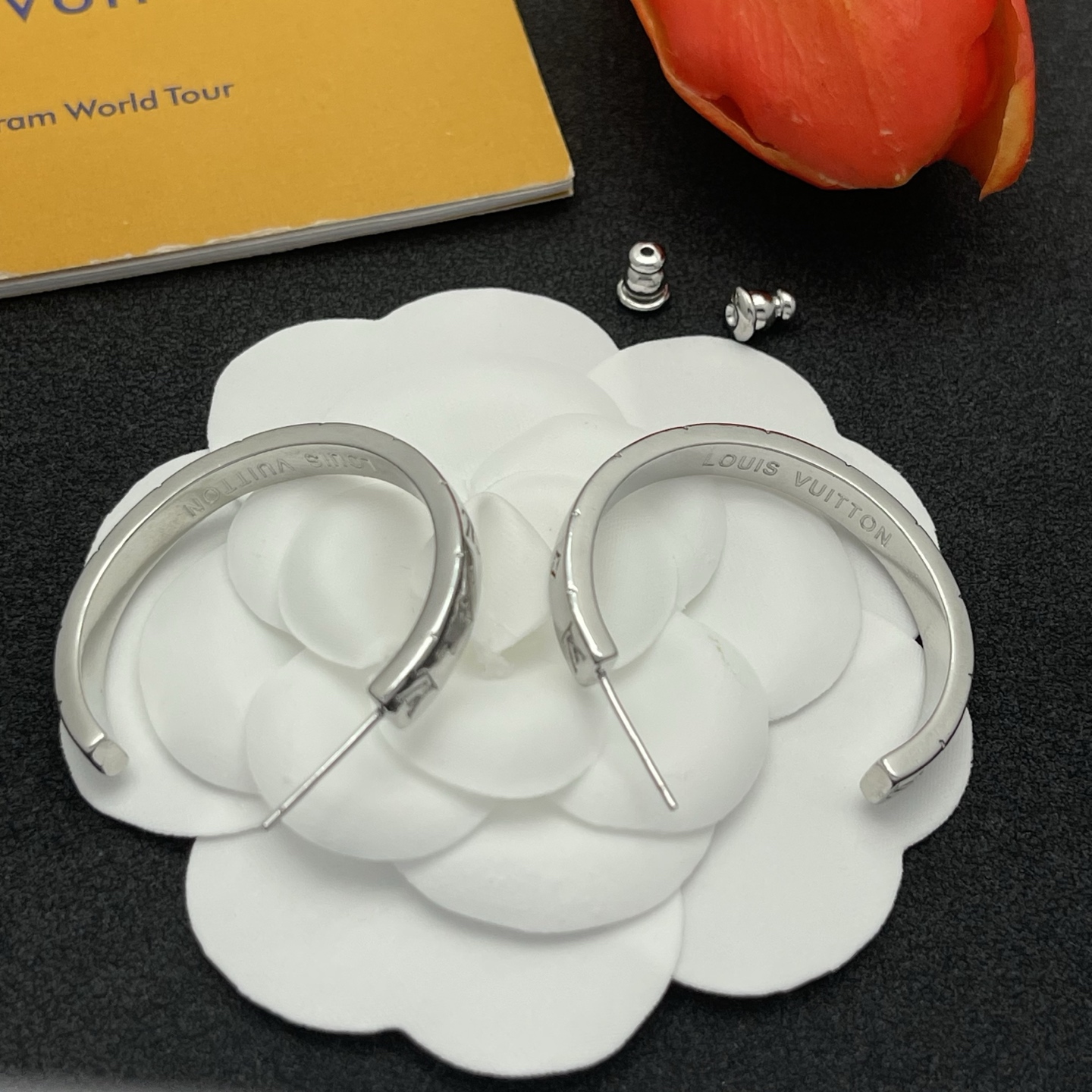 LV高仿銀色Monogram刻花開口戒指簡約個性款｜歐美奢侈品精品推薦