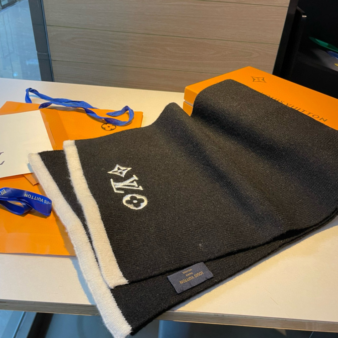 LV高仿黑色Logo刺繡羊毛圍巾冬季保暖精品款｜歐美奢侈品精品推薦