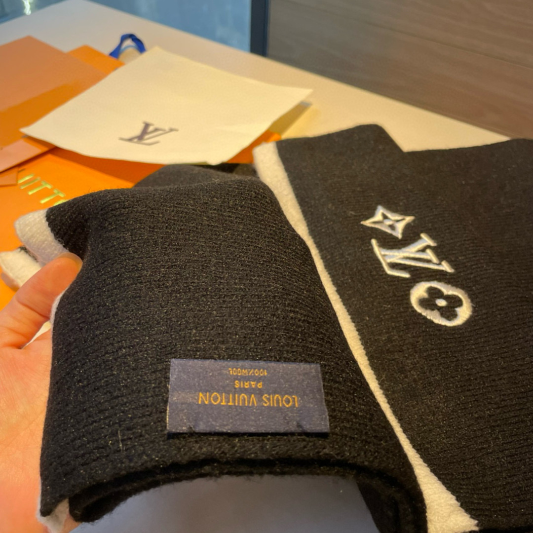 LV高仿黑色Logo刺繡羊毛圍巾冬季保暖精品款｜歐美奢侈品精品推薦