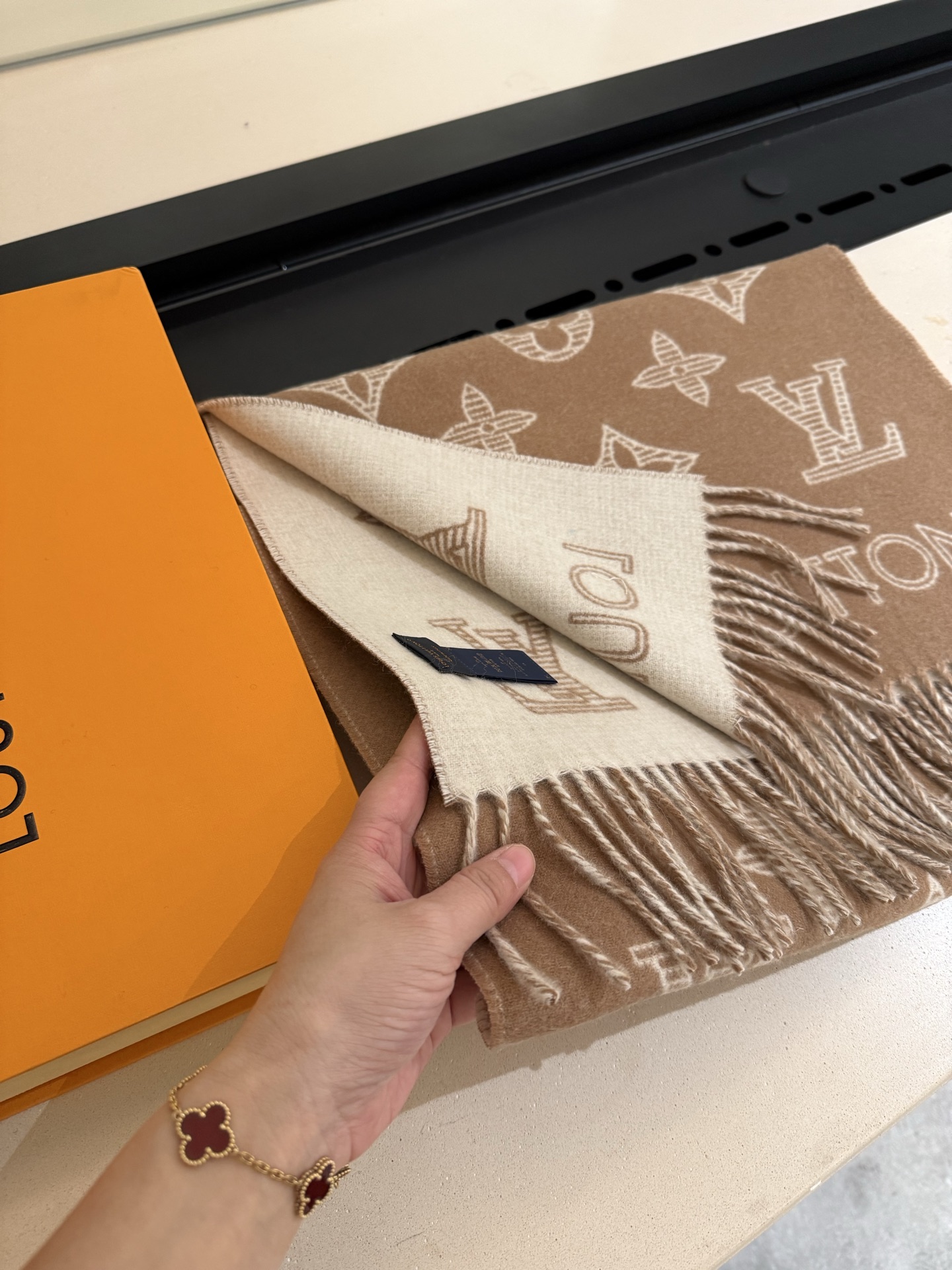 LV原單淺棕色滿版流蘇圍巾柔暖質感款｜歐美奢侈品精品推薦