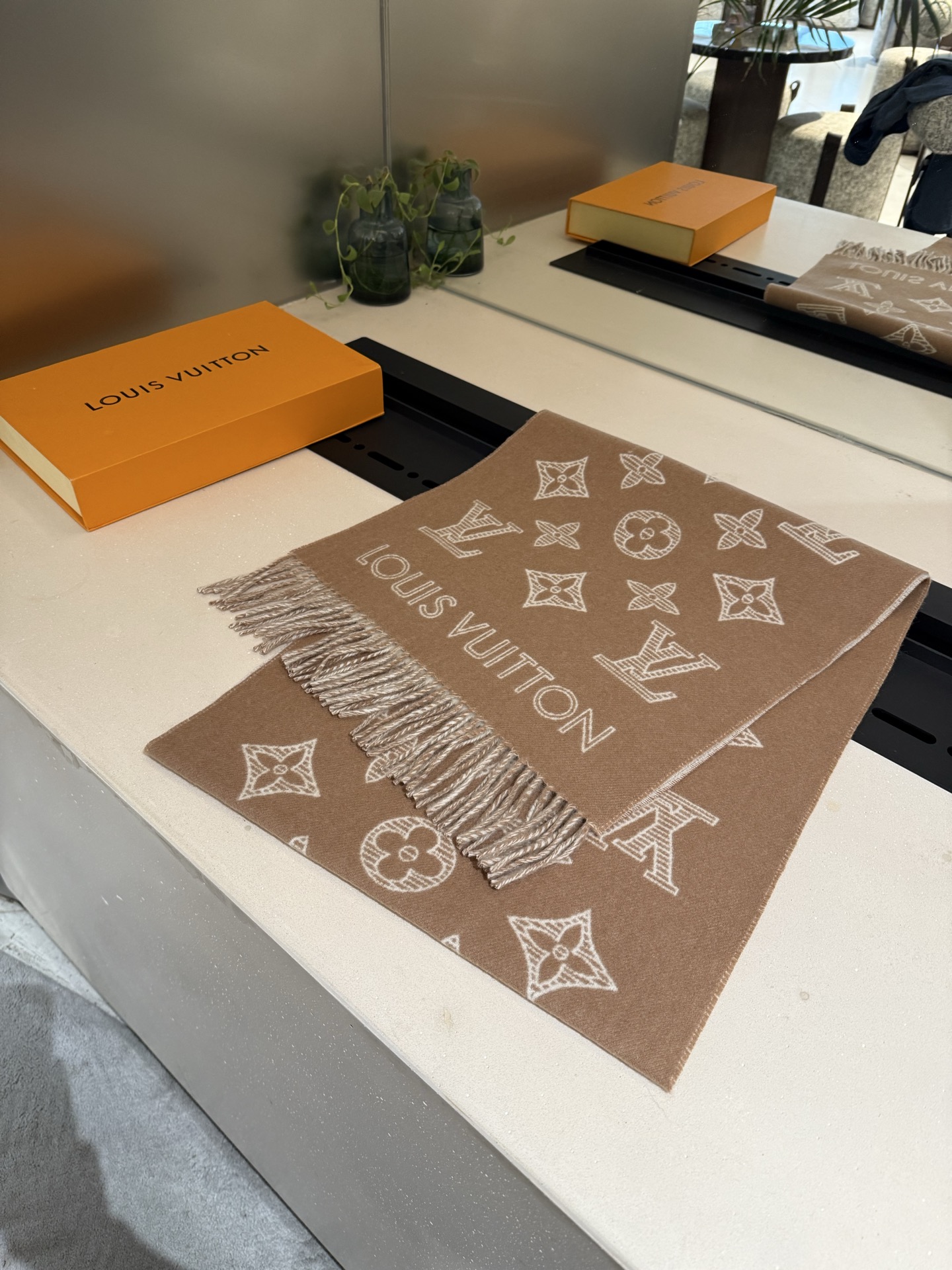 LV原單淺棕色滿版流蘇圍巾柔暖質感款｜歐美奢侈品精品推薦