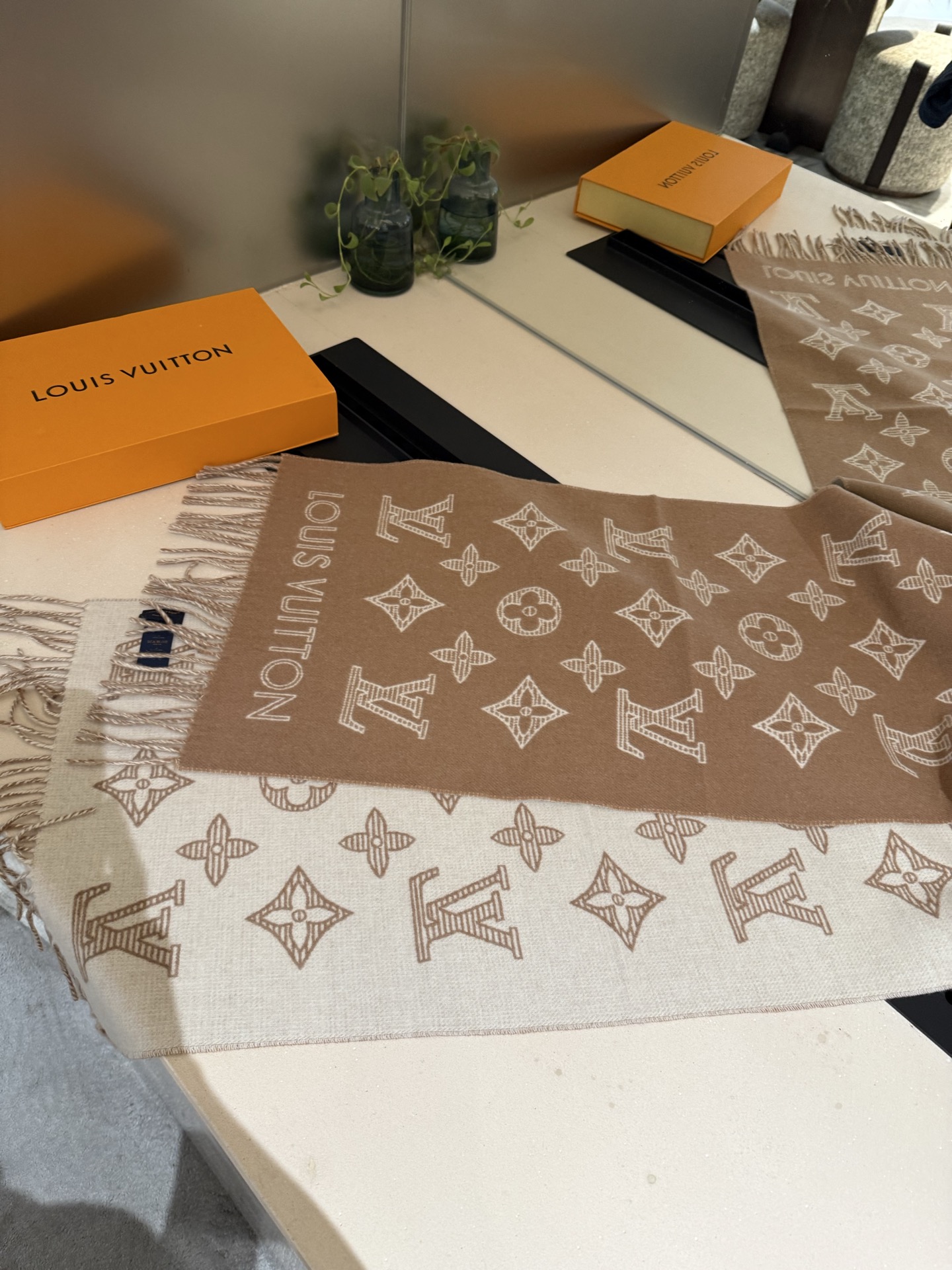 LV原單淺棕色滿版流蘇圍巾柔暖質感款｜歐美奢侈品精品推薦