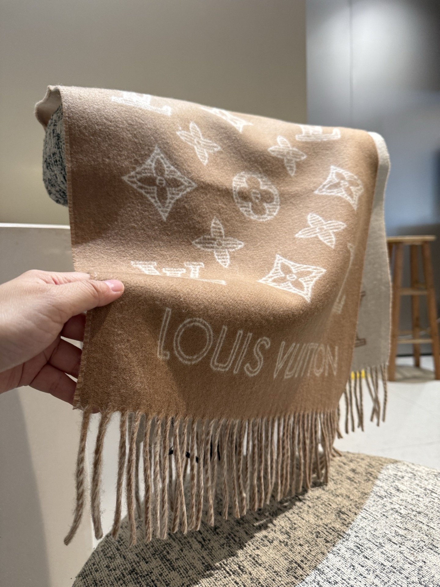LV原單淺棕色滿版流蘇圍巾柔暖質感款｜歐美奢侈品精品推薦