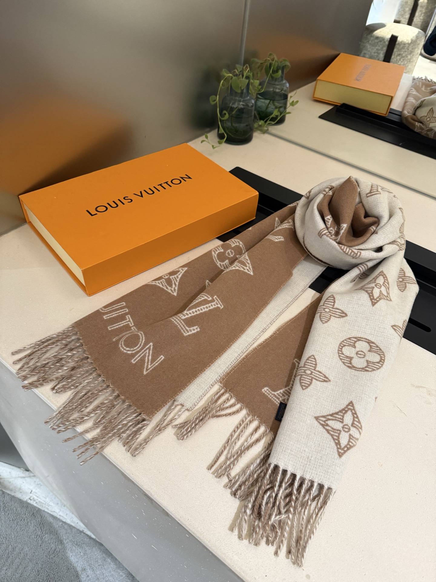 LV原單淺棕色滿版流蘇圍巾柔暖質感款｜歐美奢侈品精品推薦