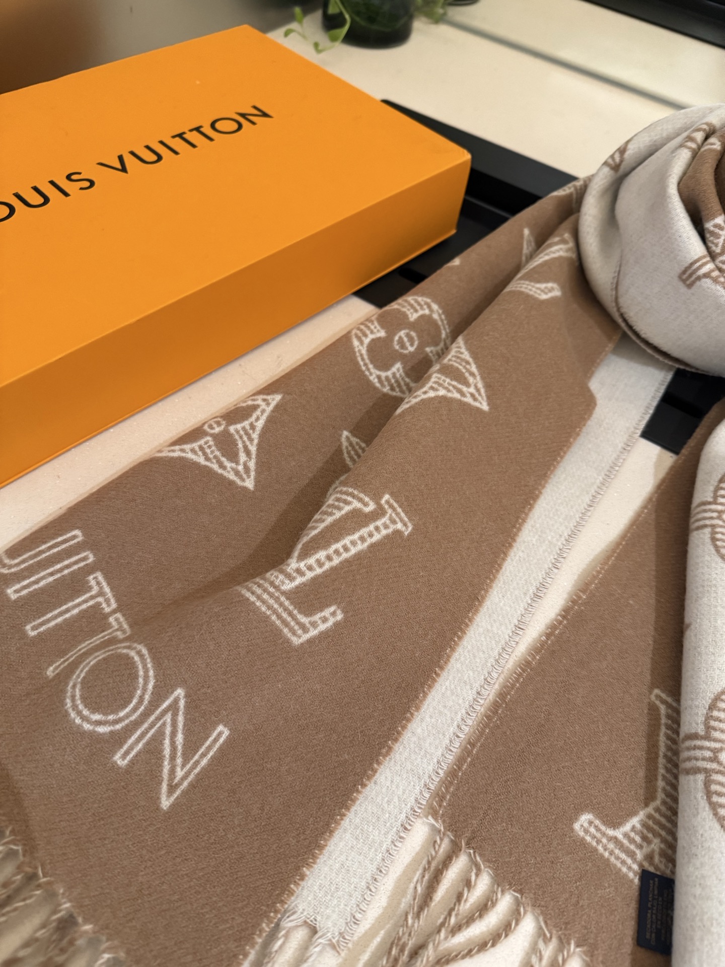 LV原單淺棕色滿版流蘇圍巾柔暖質感款｜歐美奢侈品精品推薦