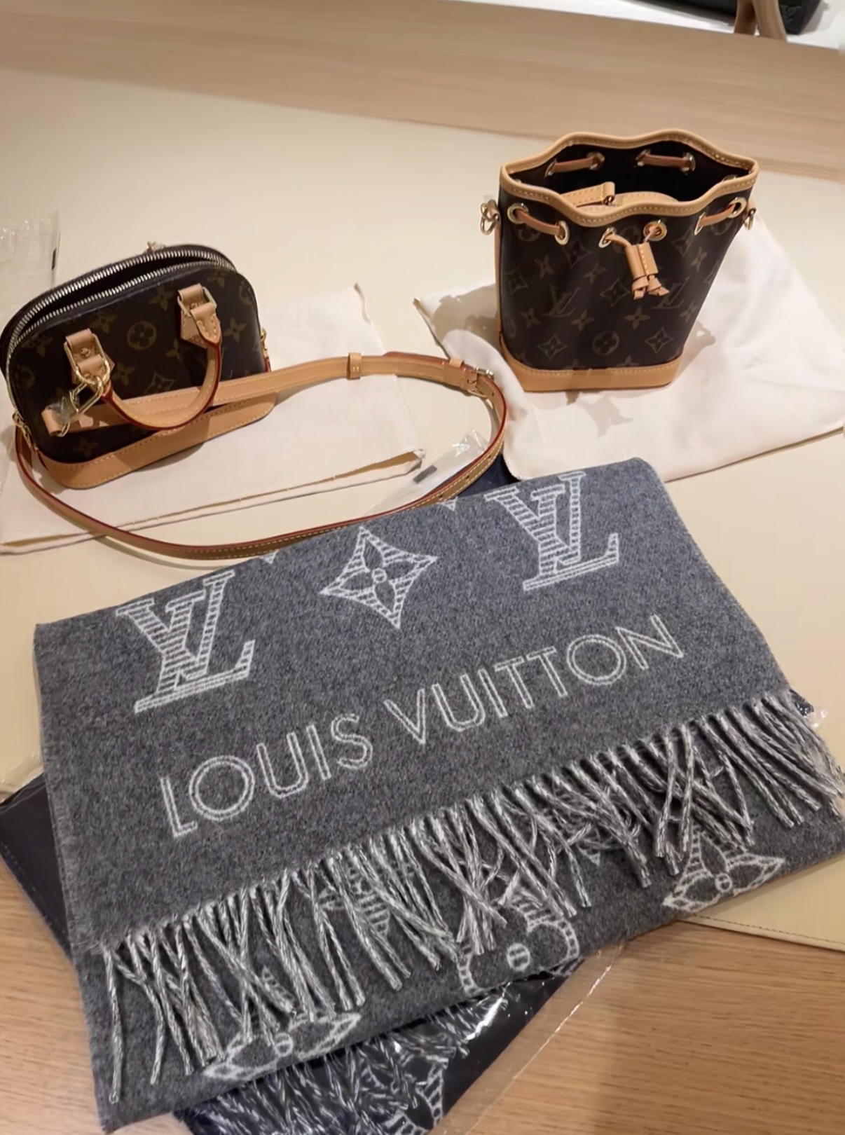 LV高仿灰色滿版流蘇圍巾簡約百搭男女款｜歐美奢侈品精品推薦