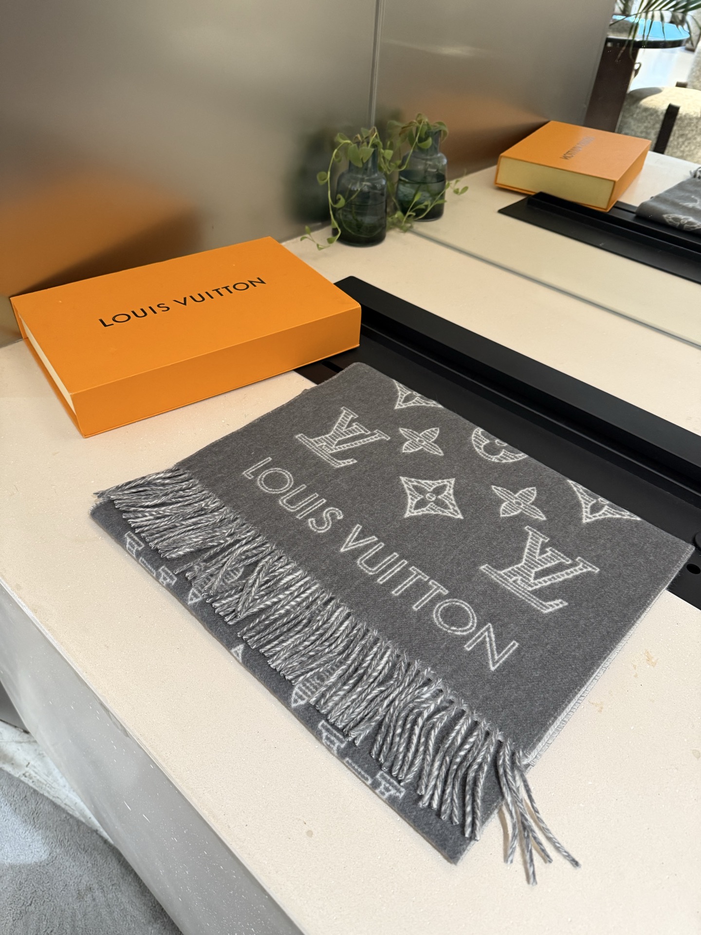 LV高仿灰色滿版流蘇圍巾簡約百搭男女款｜歐美奢侈品精品推薦