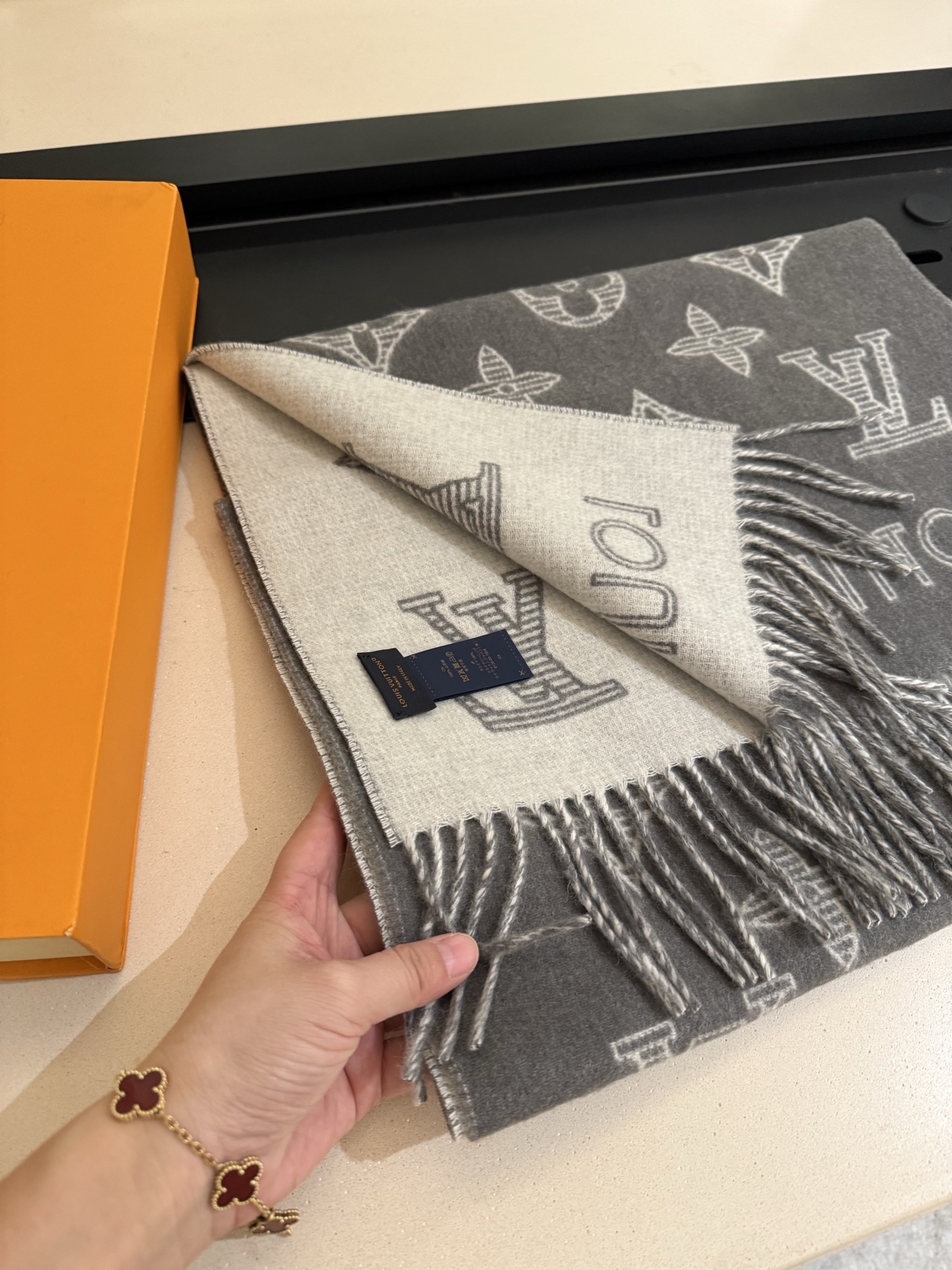 LV高仿灰色滿版流蘇圍巾簡約百搭男女款｜歐美奢侈品精品推薦