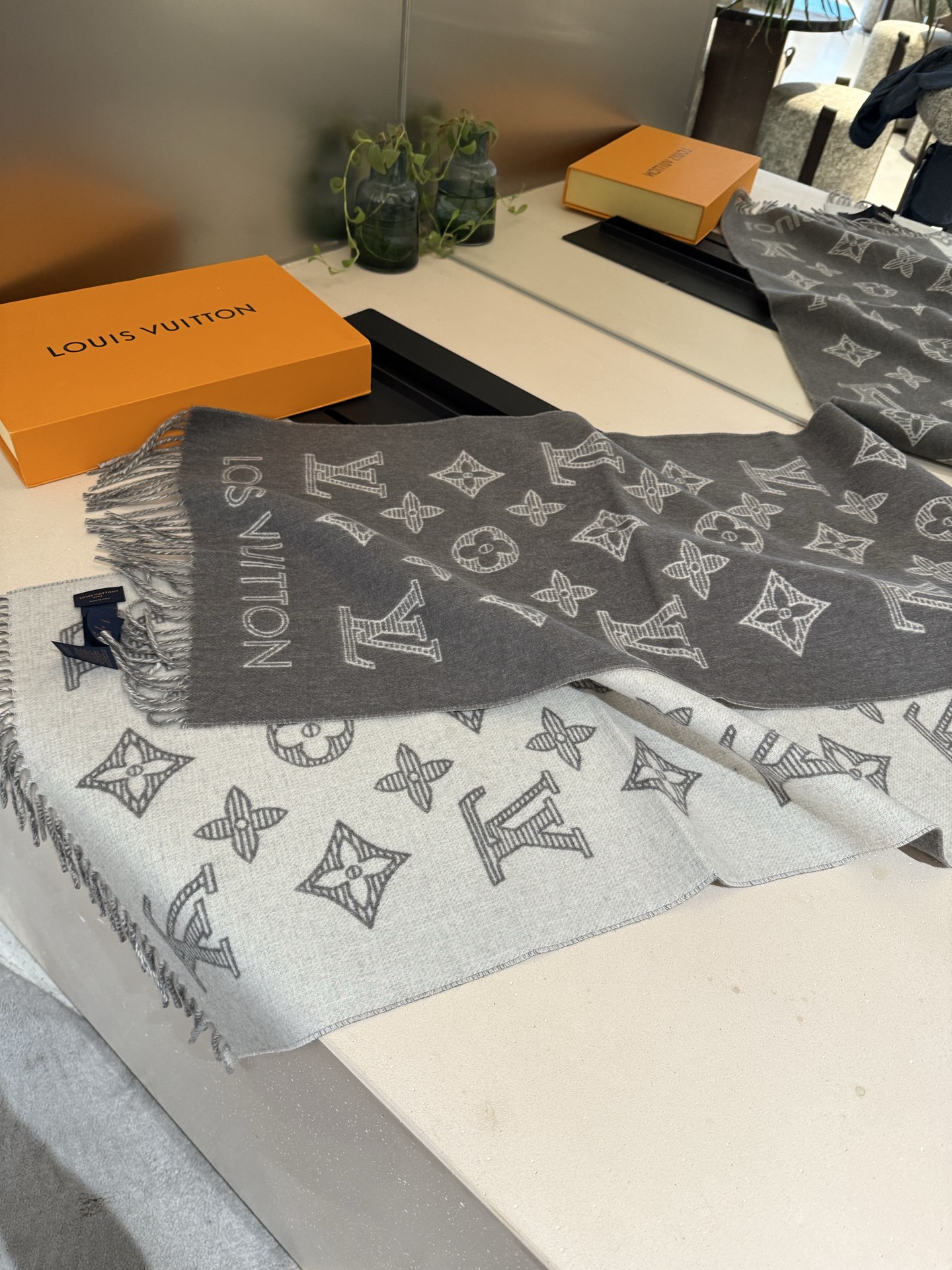 LV高仿灰色滿版流蘇圍巾簡約百搭男女款｜歐美奢侈品精品推薦