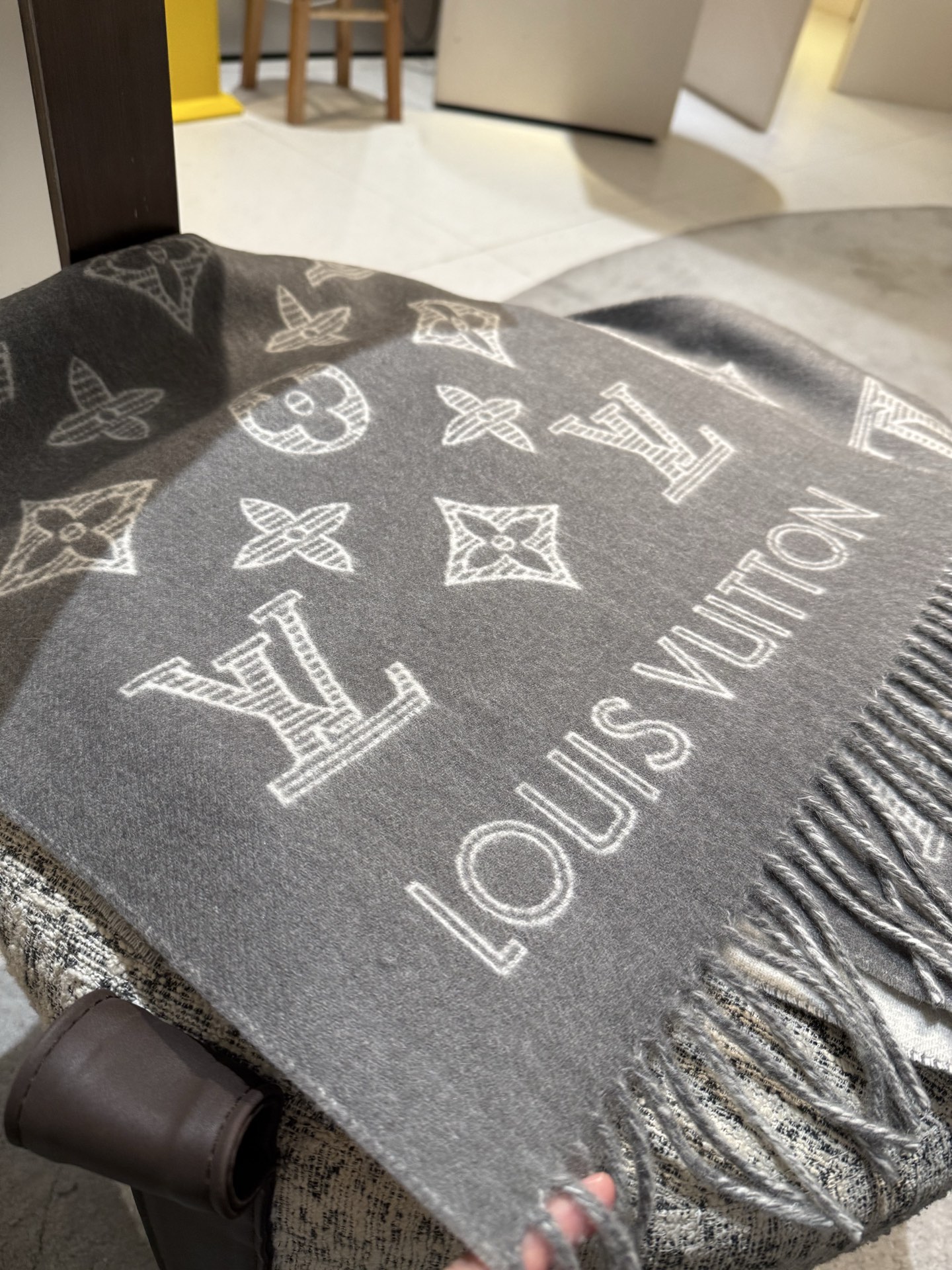 LV高仿灰色滿版流蘇圍巾簡約百搭男女款｜歐美奢侈品精品推薦