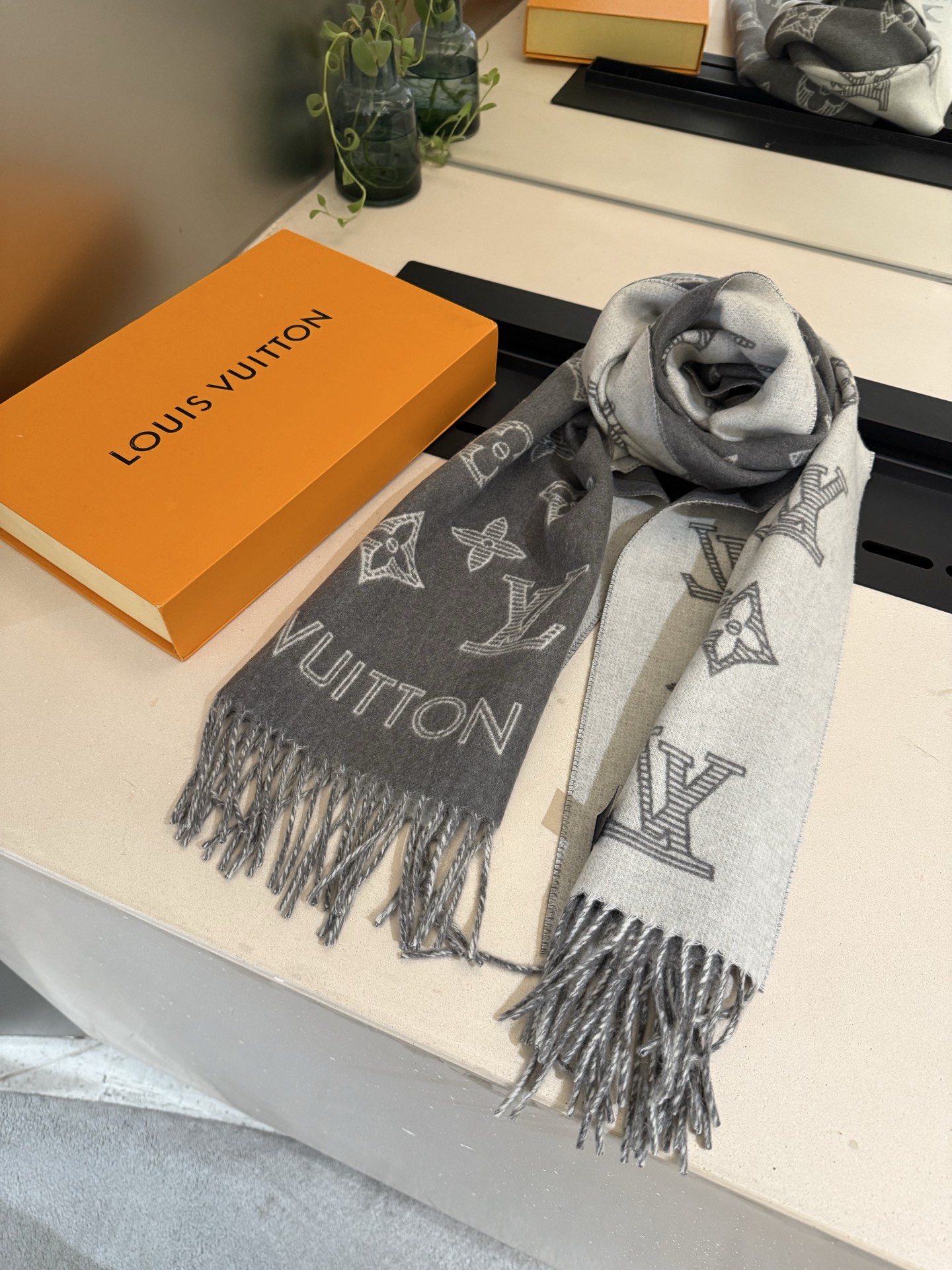 LV高仿灰色滿版流蘇圍巾簡約百搭男女款｜歐美奢侈品精品推薦