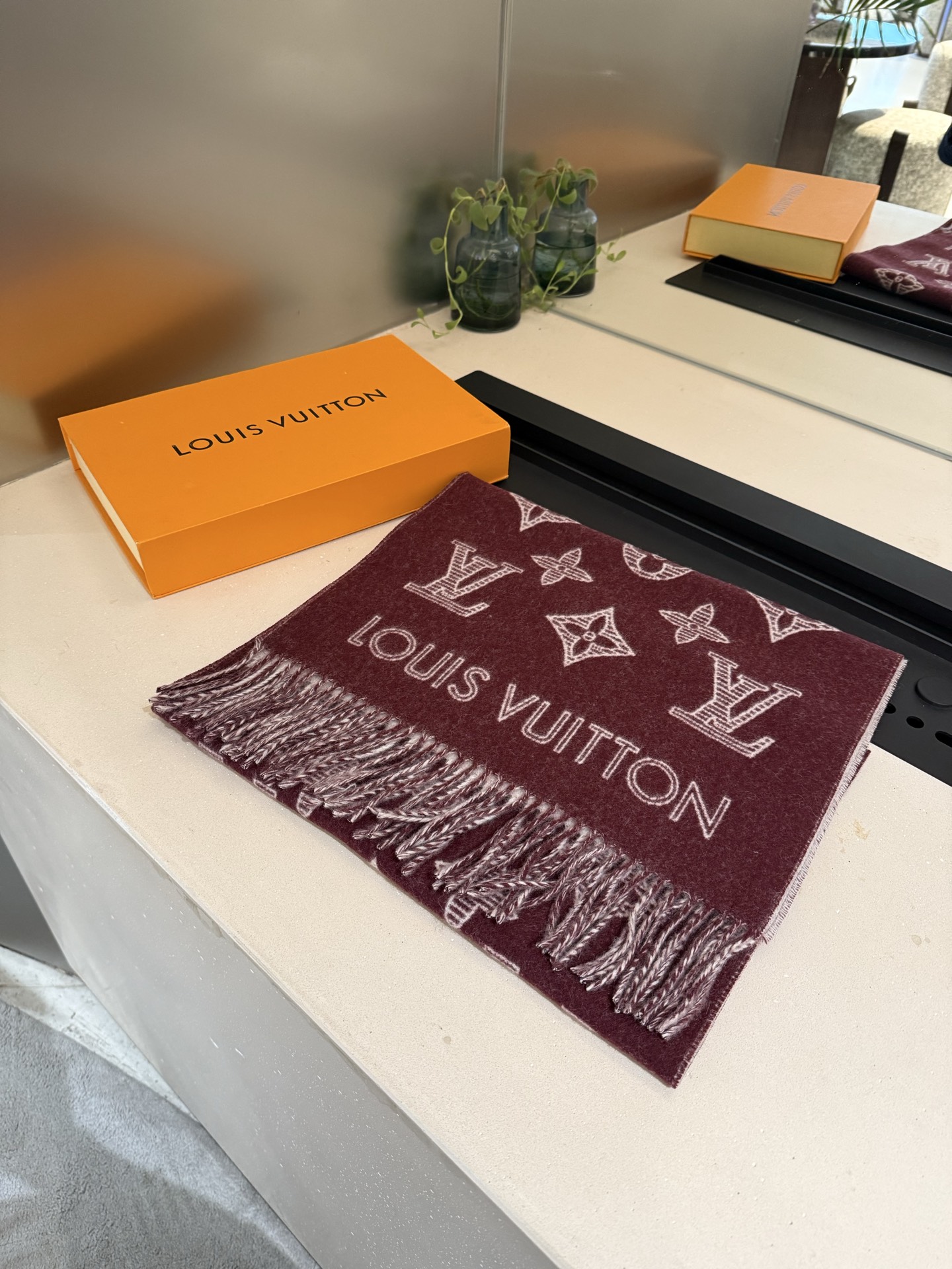 LV A貨酒紅滿版流蘇圍巾秋冬高級感設計｜歐美奢侈品精品推薦