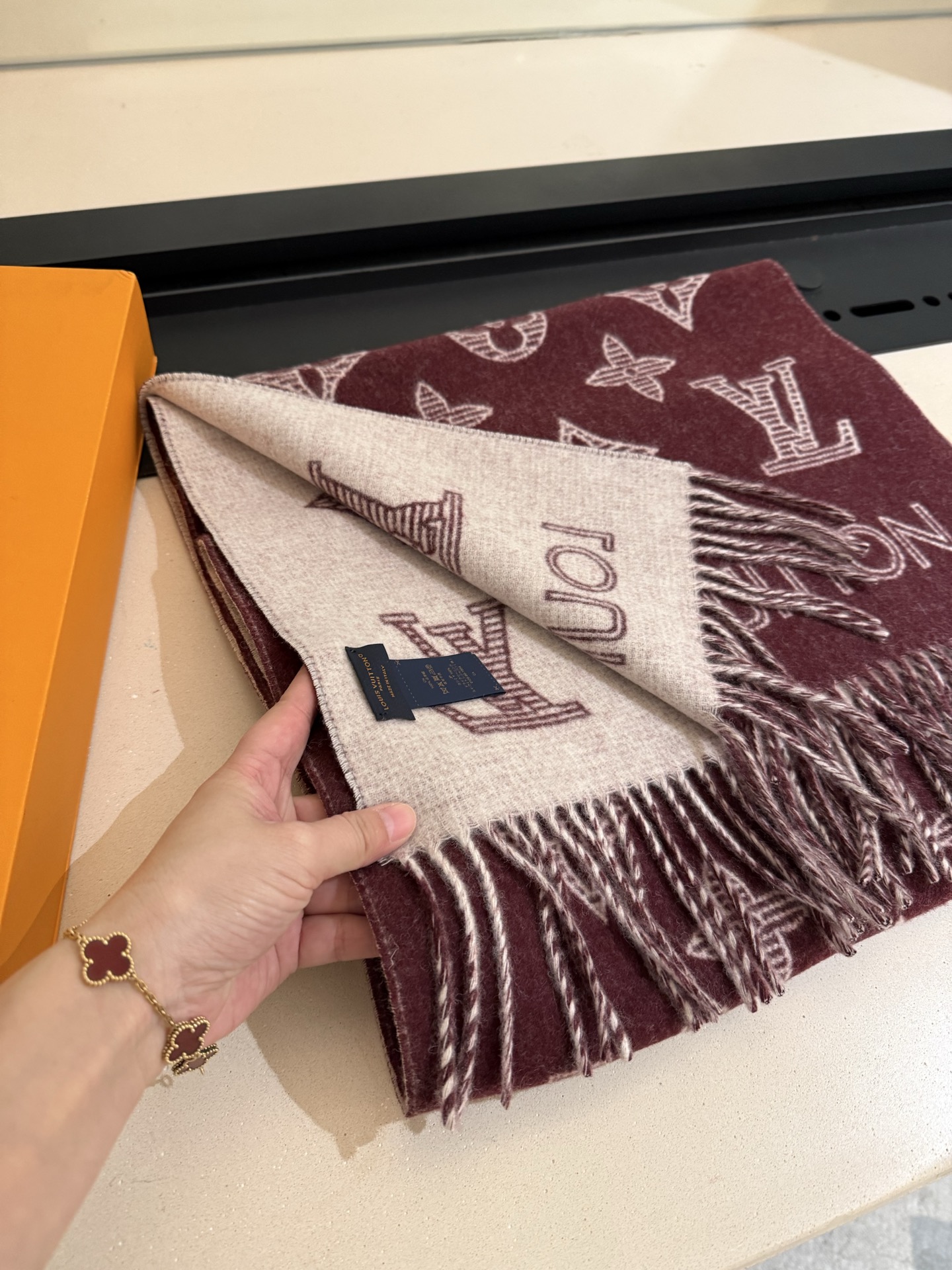 LV A貨酒紅滿版流蘇圍巾秋冬高級感設計｜歐美奢侈品精品推薦
