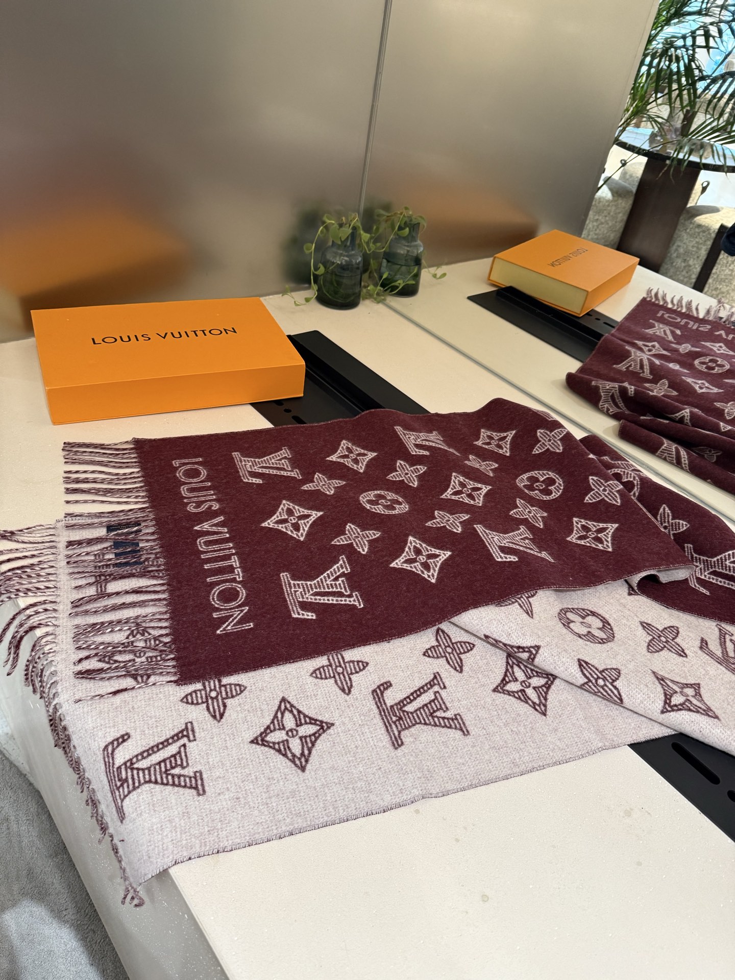 LV A貨酒紅滿版流蘇圍巾秋冬高級感設計｜歐美奢侈品精品推薦