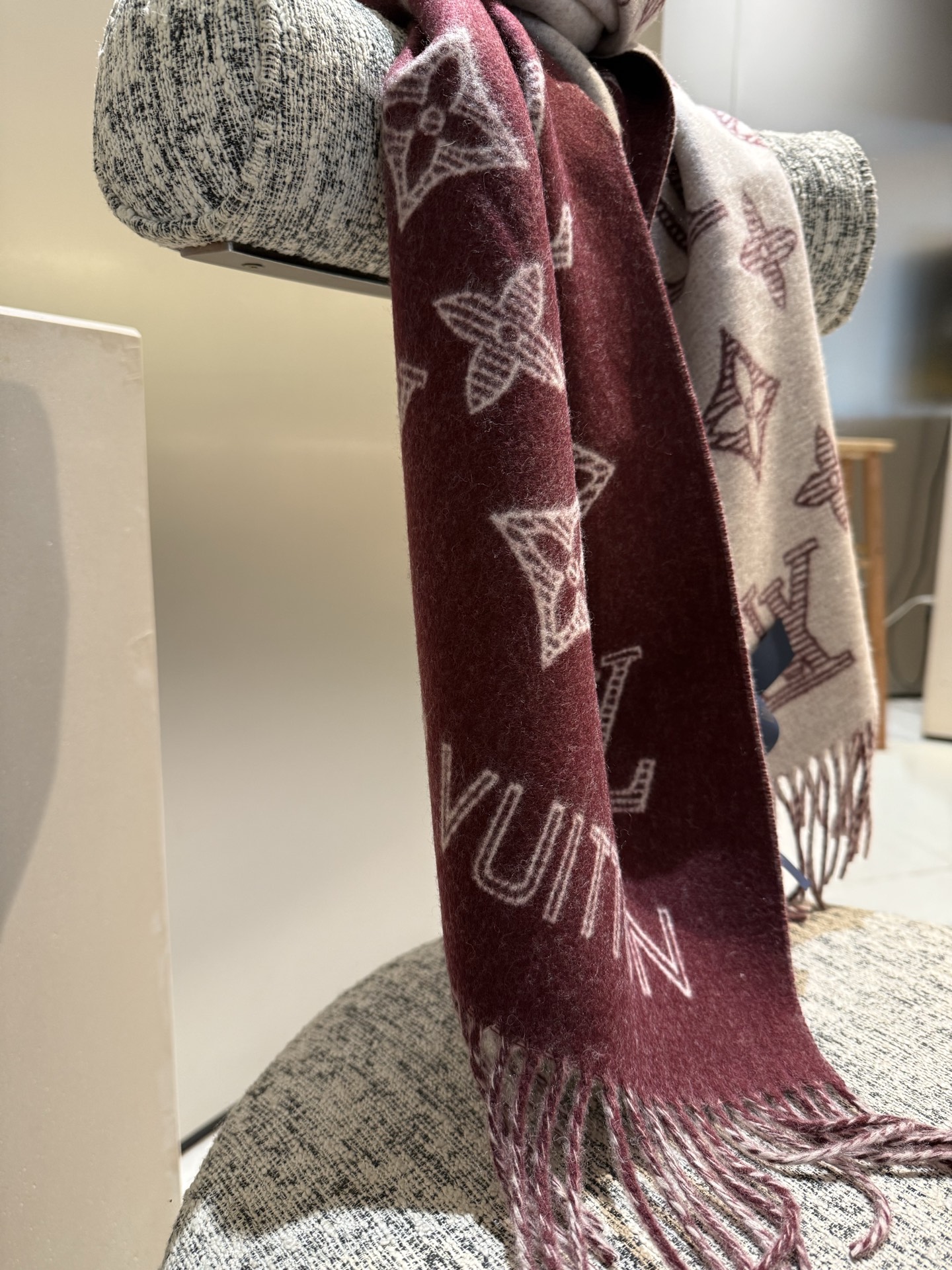 LV A貨酒紅滿版流蘇圍巾秋冬高級感設計｜歐美奢侈品精品推薦