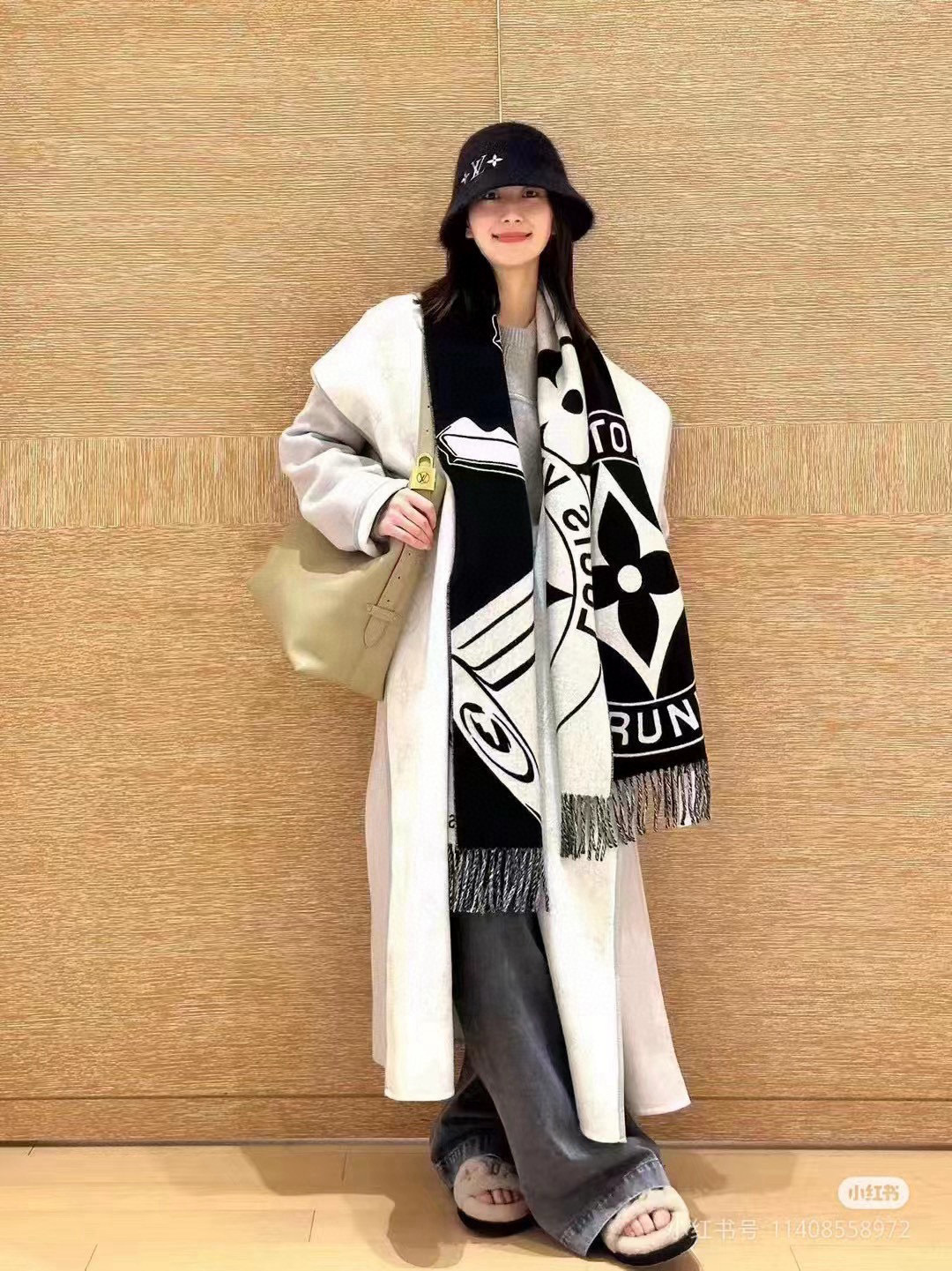 LV高仿黑白雙色流蘇圍巾冬季經典精品款｜歐美奢侈品精品推薦