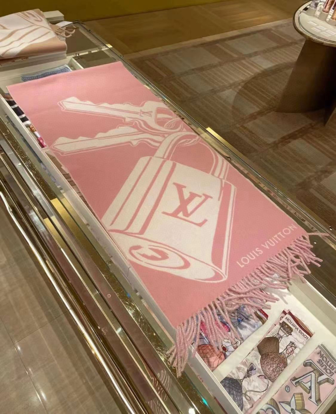 LV原單粉色Logo流蘇圍巾柔美氣質女款|超A仿原單精品圖片 2 LV原單粉色Logo流蘇圍巾柔美氣質女款|歐美奢侈品精品推薦