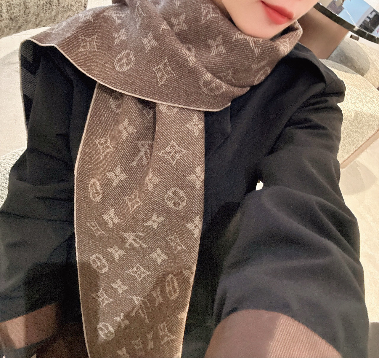 LV A貨咖啡雙面Monogram流蘇圍巾經典復古款|超A仿原單精品圖片 2 LV A貨咖啡雙面Monogram流蘇圍巾經典復古款|歐美奢侈品精品推薦