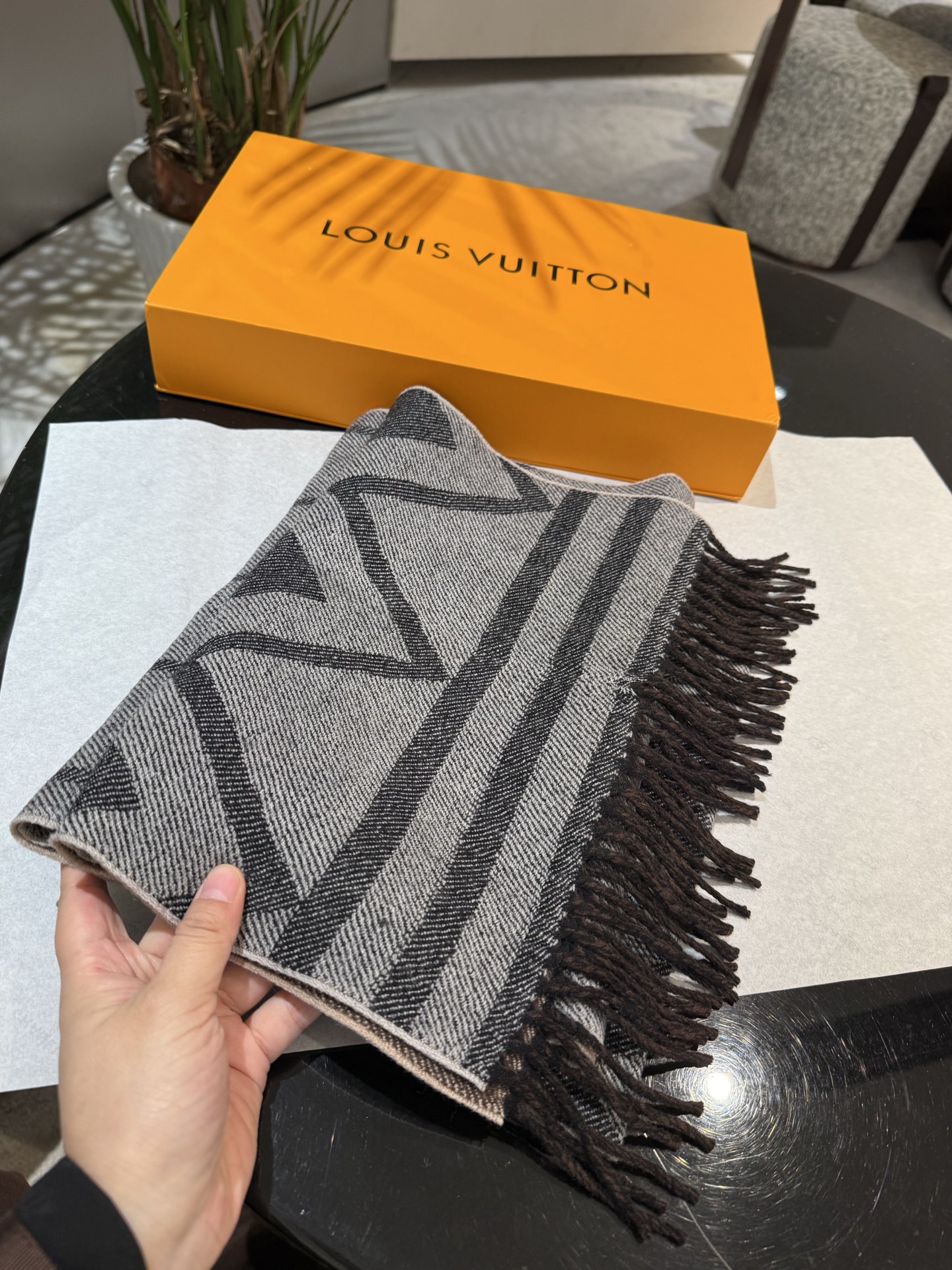 LV A貨咖啡雙面Monogram流蘇圍巾經典復古款｜歐美奢侈品精品推薦