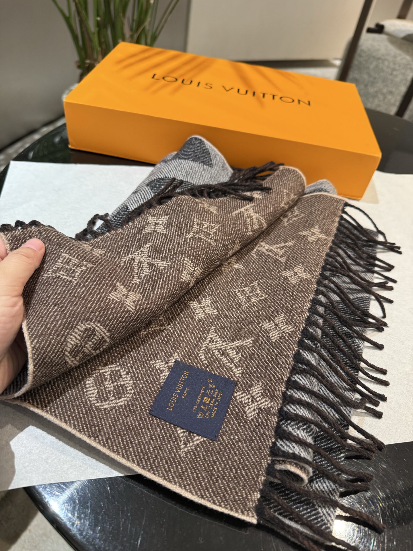 LV A貨咖啡雙面Monogram流蘇圍巾經典復古款｜歐美奢侈品精品推薦