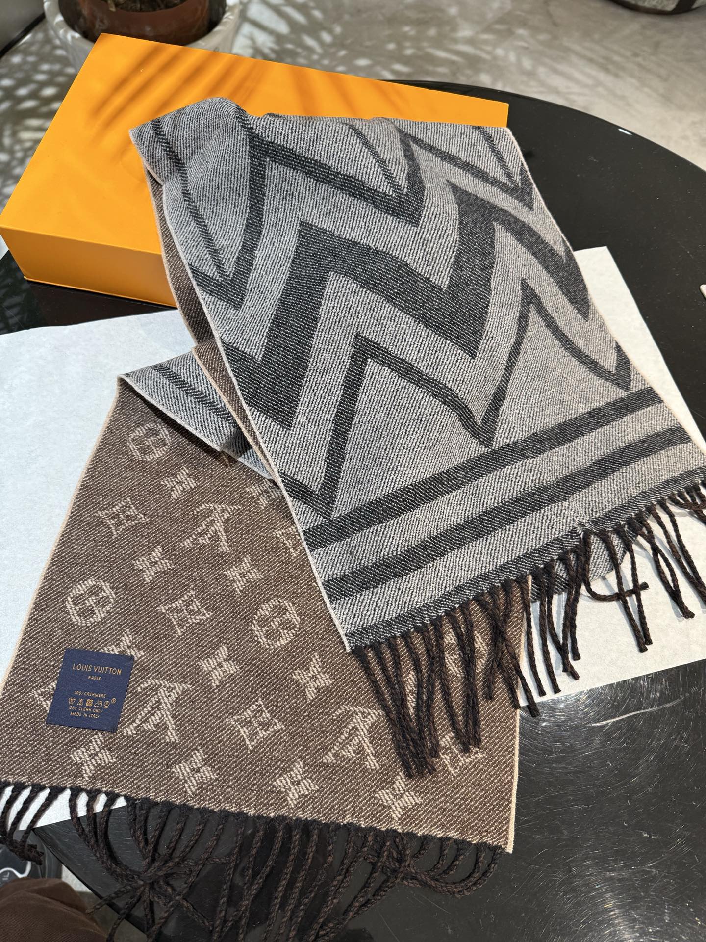 LV A貨咖啡雙面Monogram流蘇圍巾經典復古款｜歐美奢侈品精品推薦