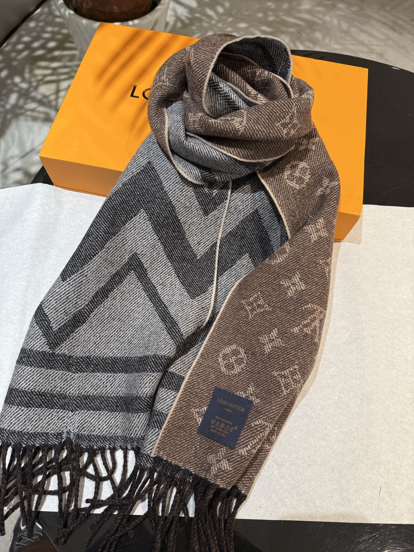 LV A貨咖啡雙面Monogram流蘇圍巾經典復古款｜歐美奢侈品精品推薦