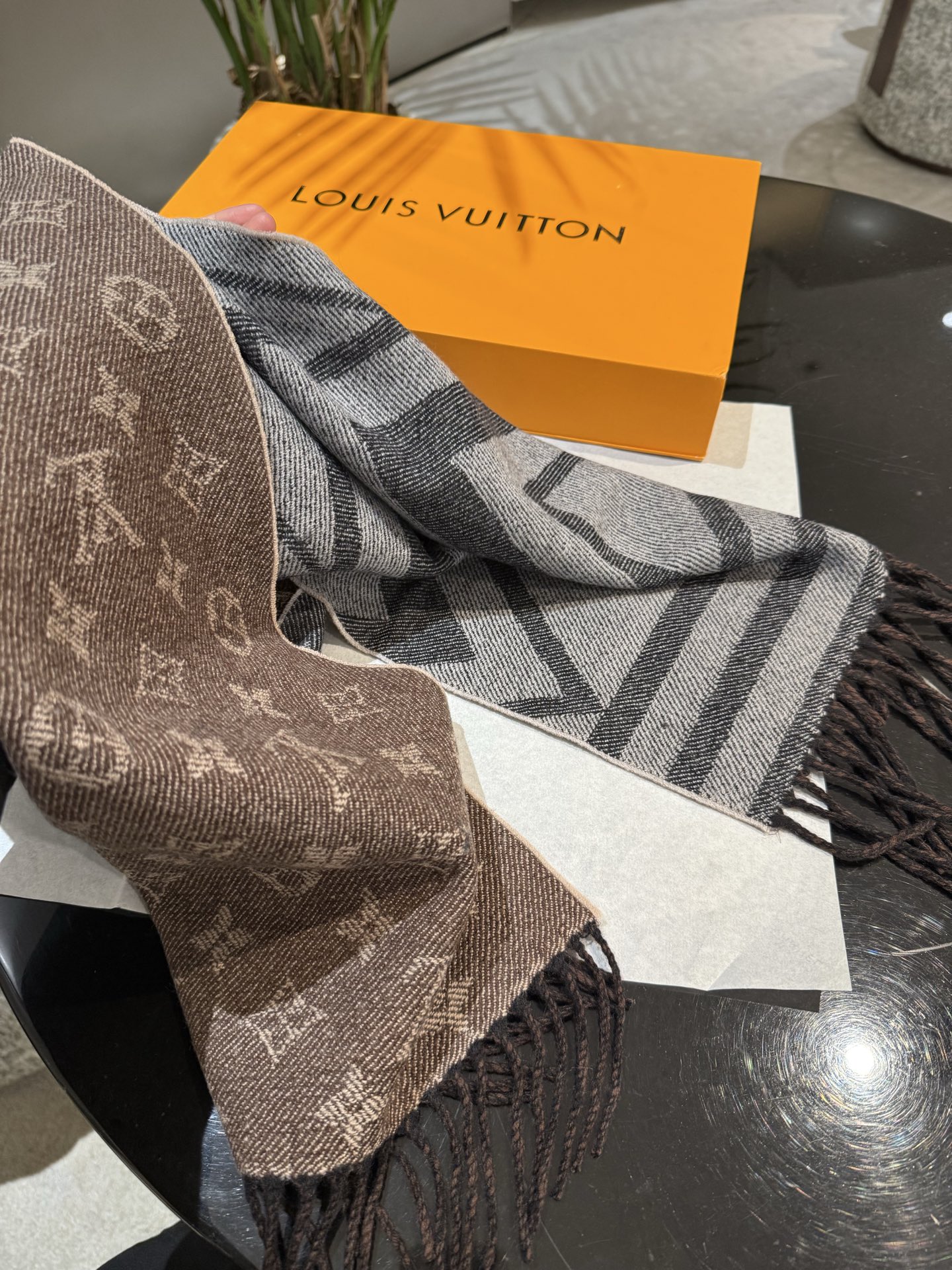 LV A貨咖啡雙面Monogram流蘇圍巾經典復古款｜歐美奢侈品精品推薦