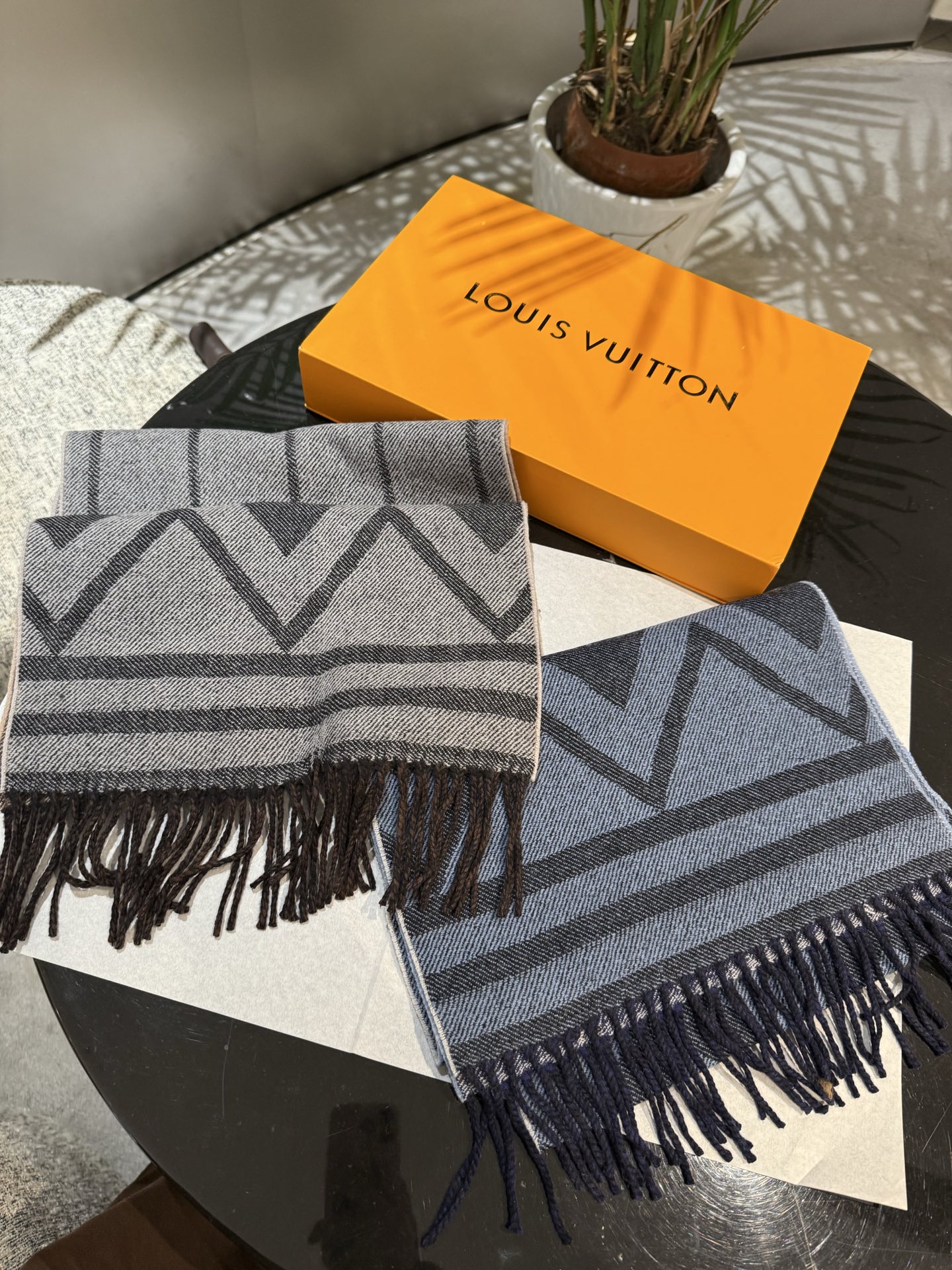 LV A貨咖啡雙面Monogram流蘇圍巾經典復古款｜歐美奢侈品精品推薦