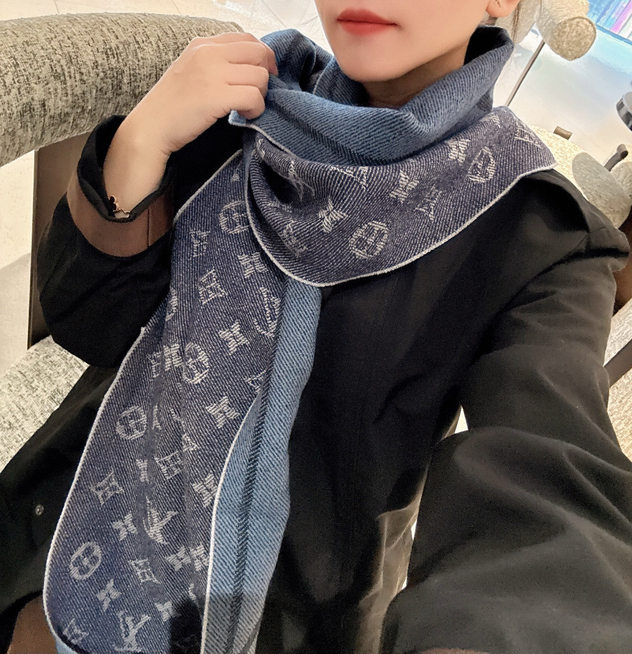 LV高仿深藍幾何紋流蘇圍巾沉穩時尚男士款｜歐美奢侈品精品推薦