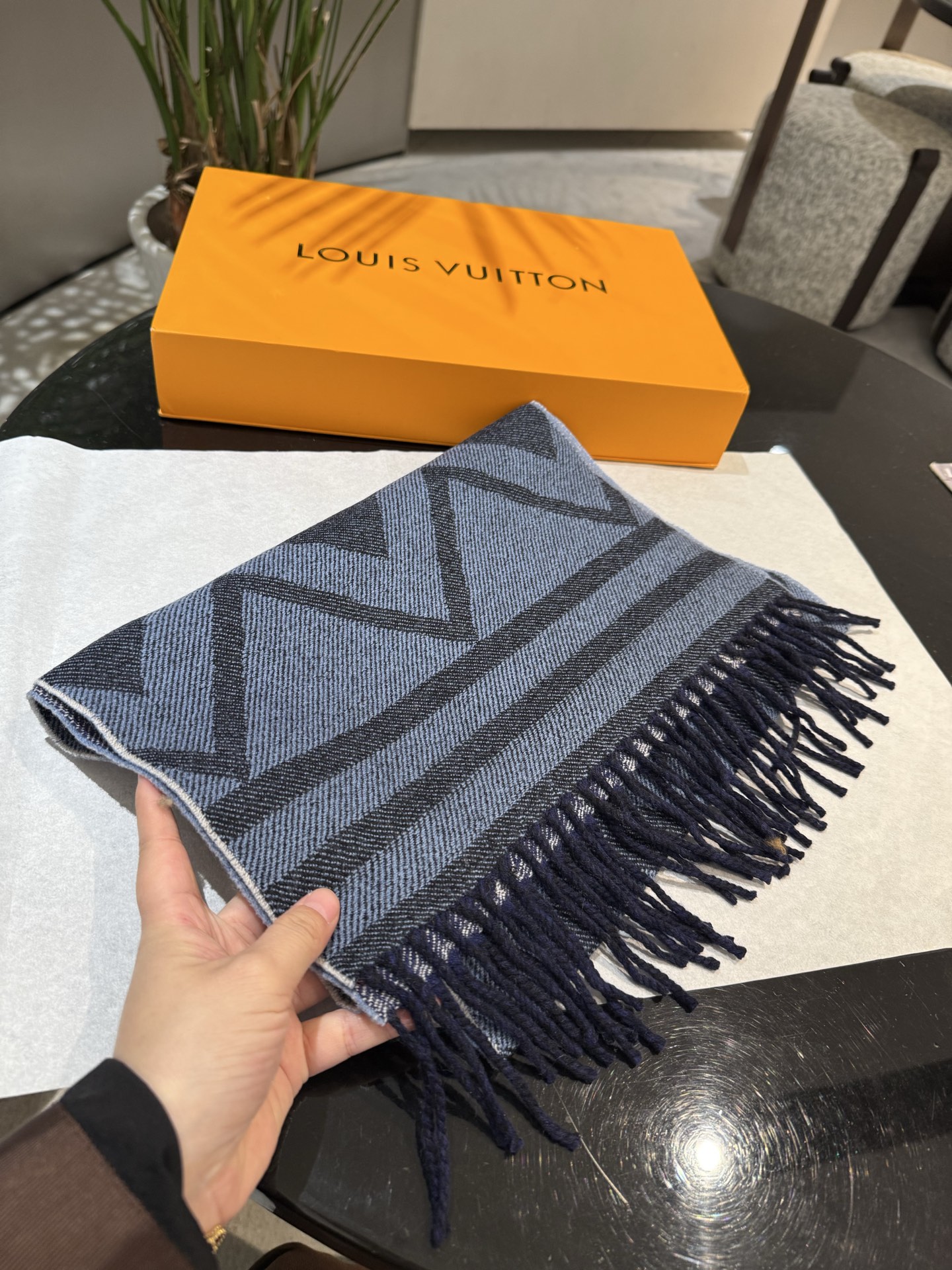 LV高仿深藍幾何紋流蘇圍巾沉穩時尚男士款｜歐美奢侈品精品推薦