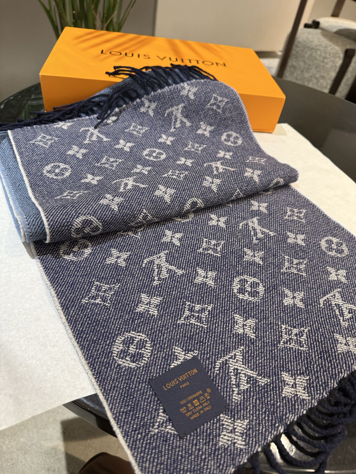 LV高仿深藍幾何紋流蘇圍巾沉穩時尚男士款｜歐美奢侈品精品推薦