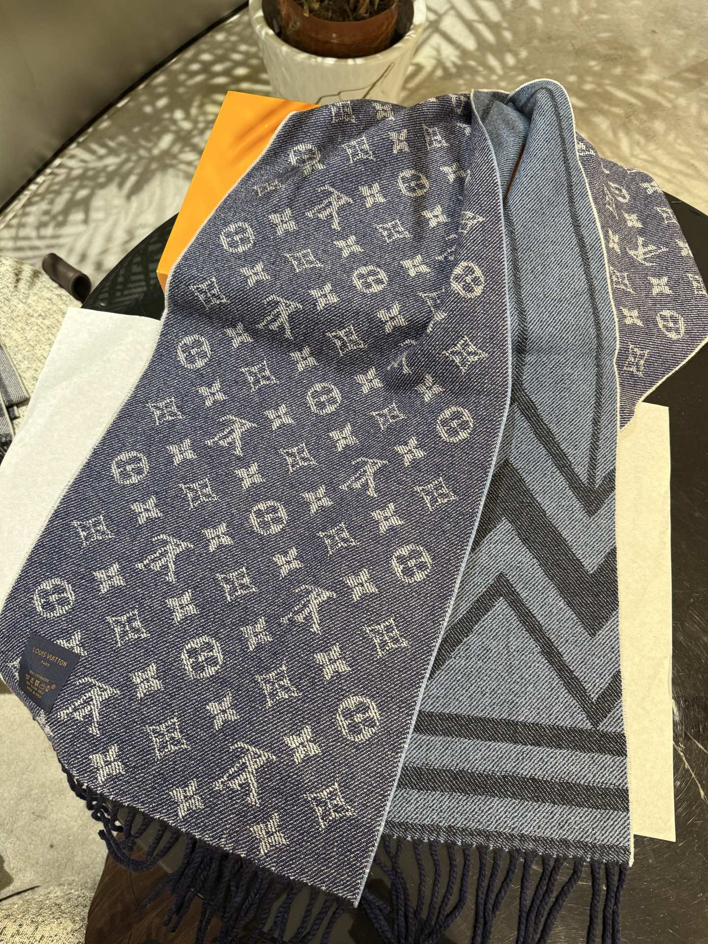 LV高仿深藍幾何紋流蘇圍巾沉穩時尚男士款｜歐美奢侈品精品推薦