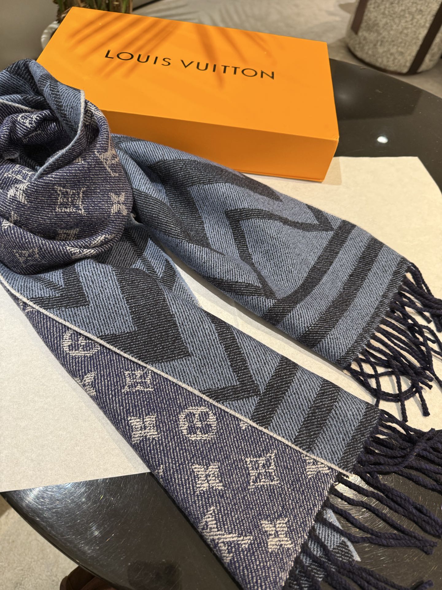 LV高仿深藍幾何紋流蘇圍巾沉穩時尚男士款｜歐美奢侈品精品推薦