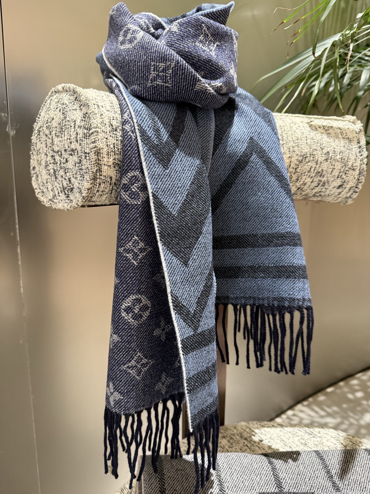 LV高仿深藍幾何紋流蘇圍巾沉穩時尚男士款｜歐美奢侈品精品推薦