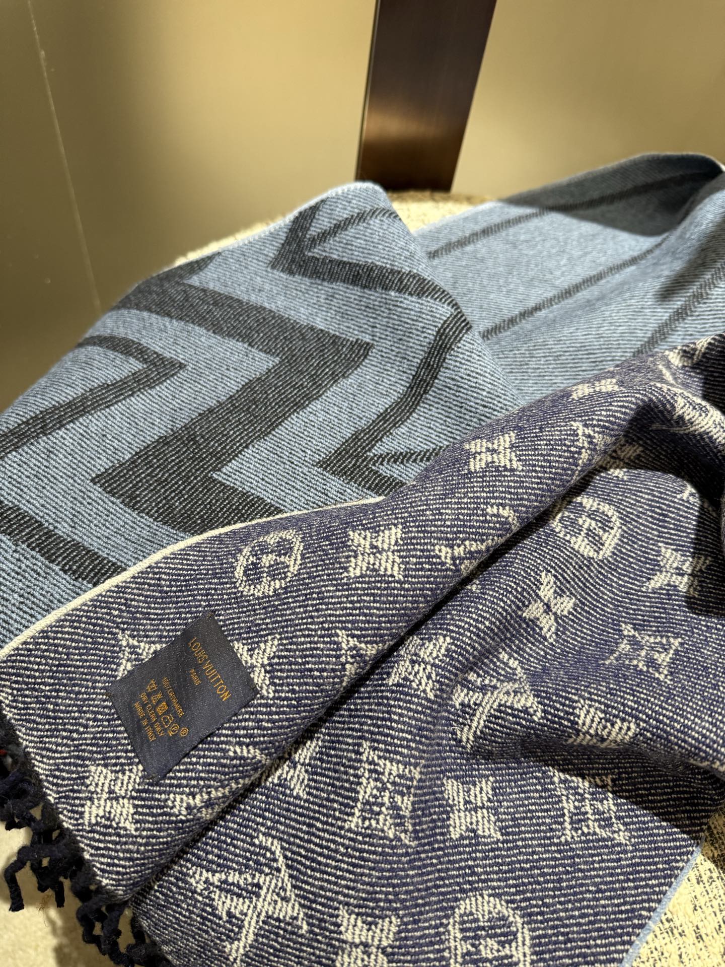 LV高仿深藍幾何紋流蘇圍巾沉穩時尚男士款｜歐美奢侈品精品推薦