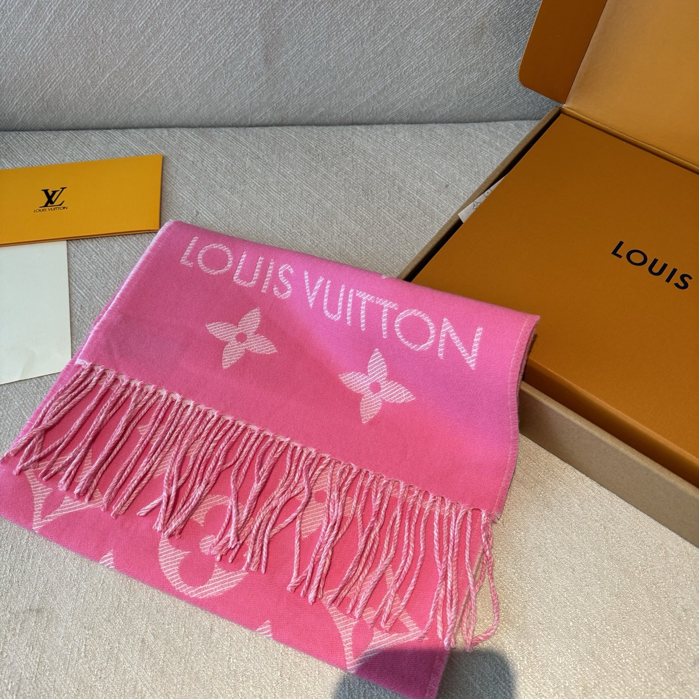 LV高仿粉色Monogram流蘇圍巾甜美時尚女款｜歐美奢侈品精品推薦