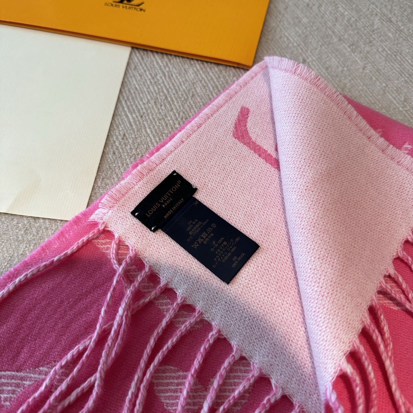 LV高仿粉色Monogram流蘇圍巾甜美時尚女款｜歐美奢侈品精品推薦