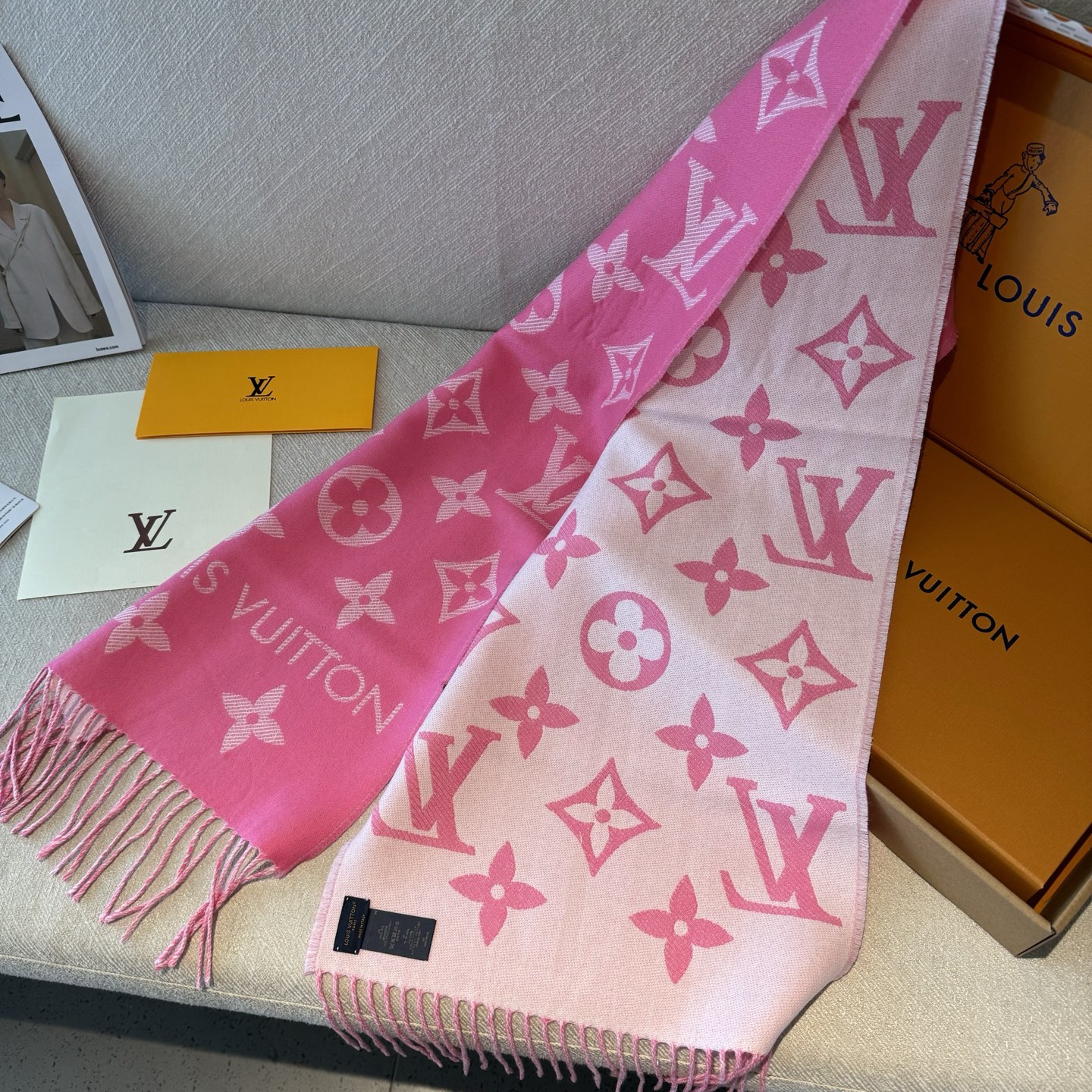 LV高仿粉色Monogram流蘇圍巾甜美時尚女款｜歐美奢侈品精品推薦