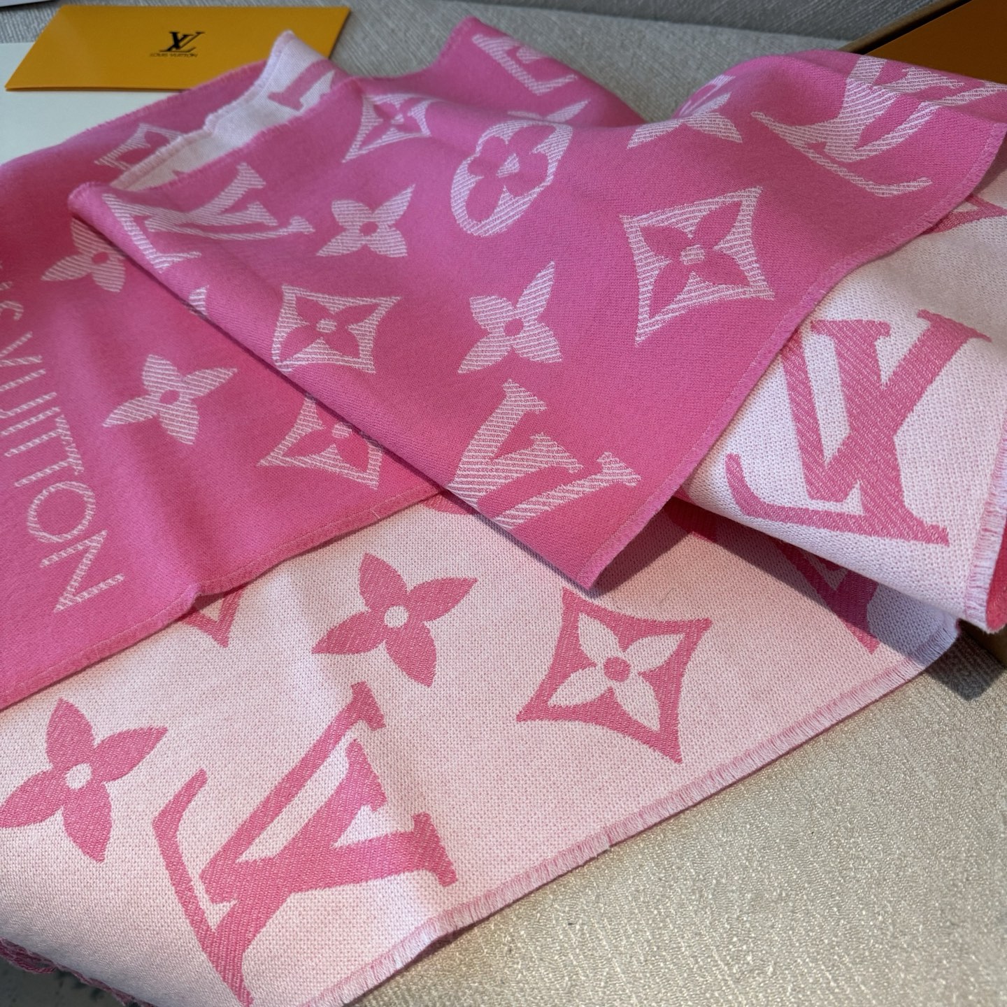 LV高仿粉色Monogram流蘇圍巾甜美時尚女款｜歐美奢侈品精品推薦