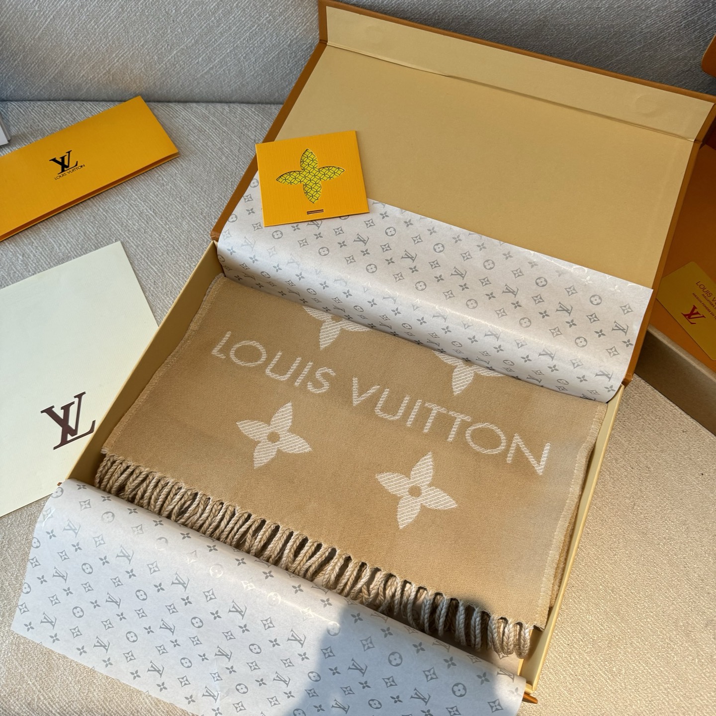 LV原單米色Monogram流蘇圍巾經典優雅設計｜歐美奢侈品精品推薦