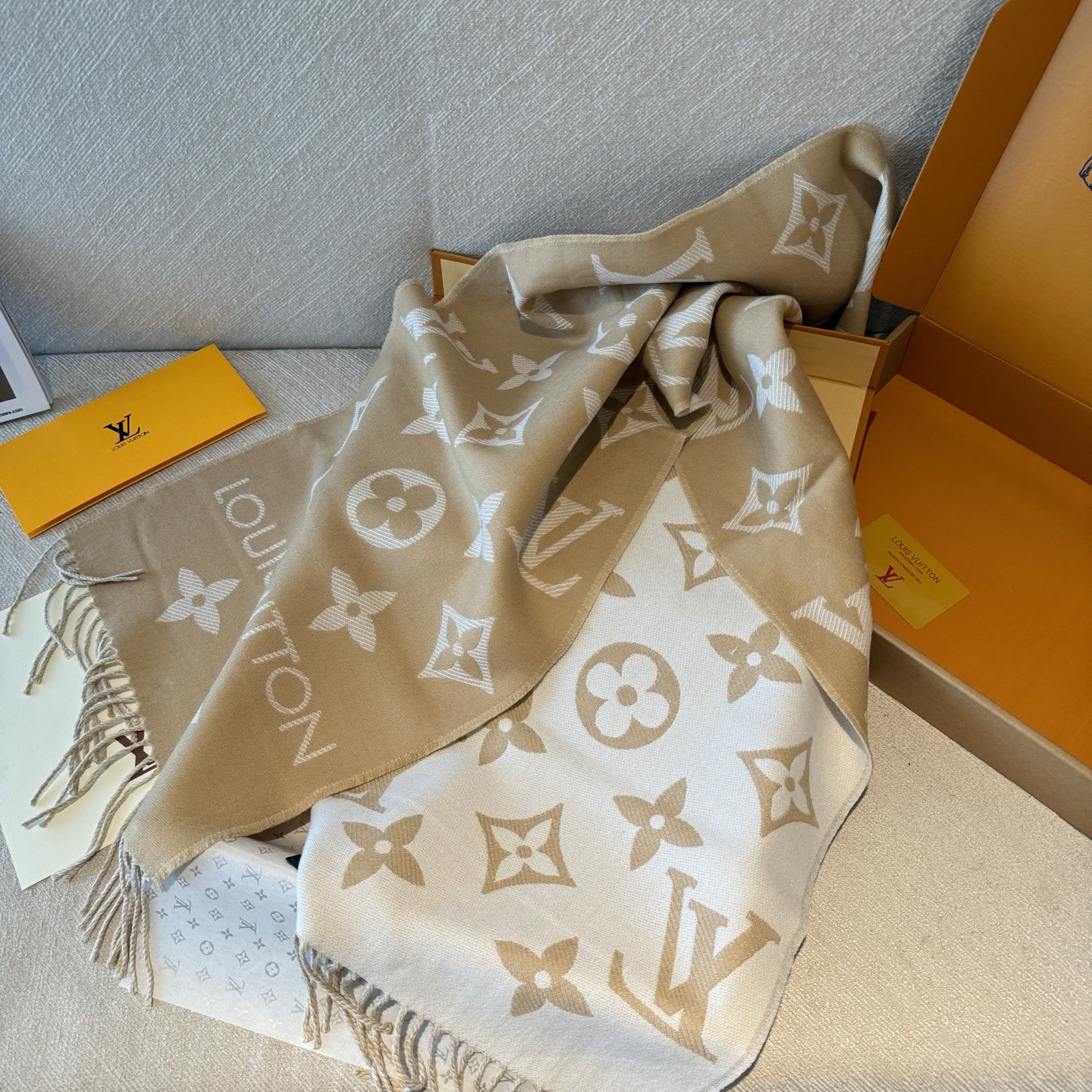 LV原單米色Monogram流蘇圍巾經典優雅設計｜歐美奢侈品精品推薦