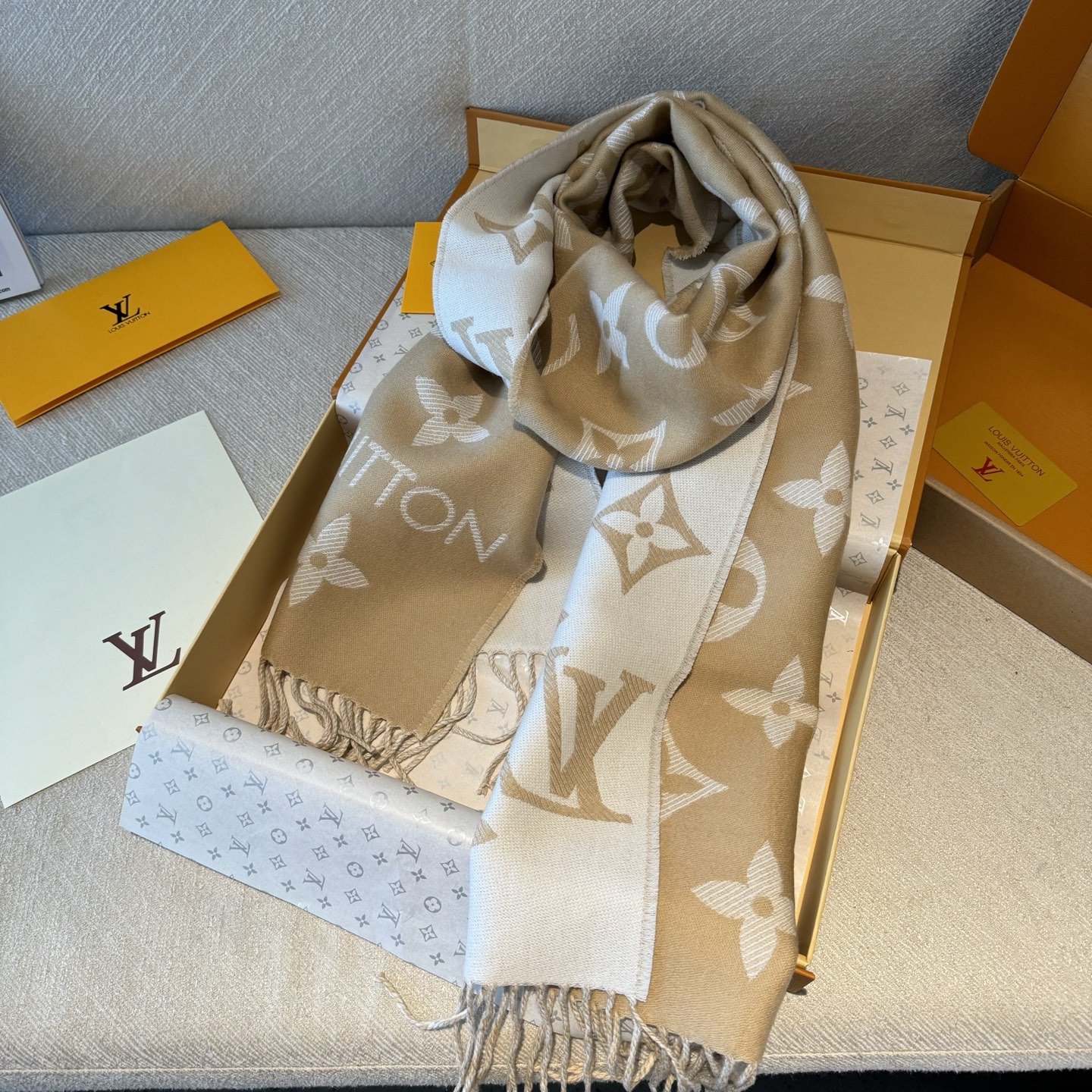 LV原單米色Monogram流蘇圍巾經典優雅設計｜歐美奢侈品精品推薦