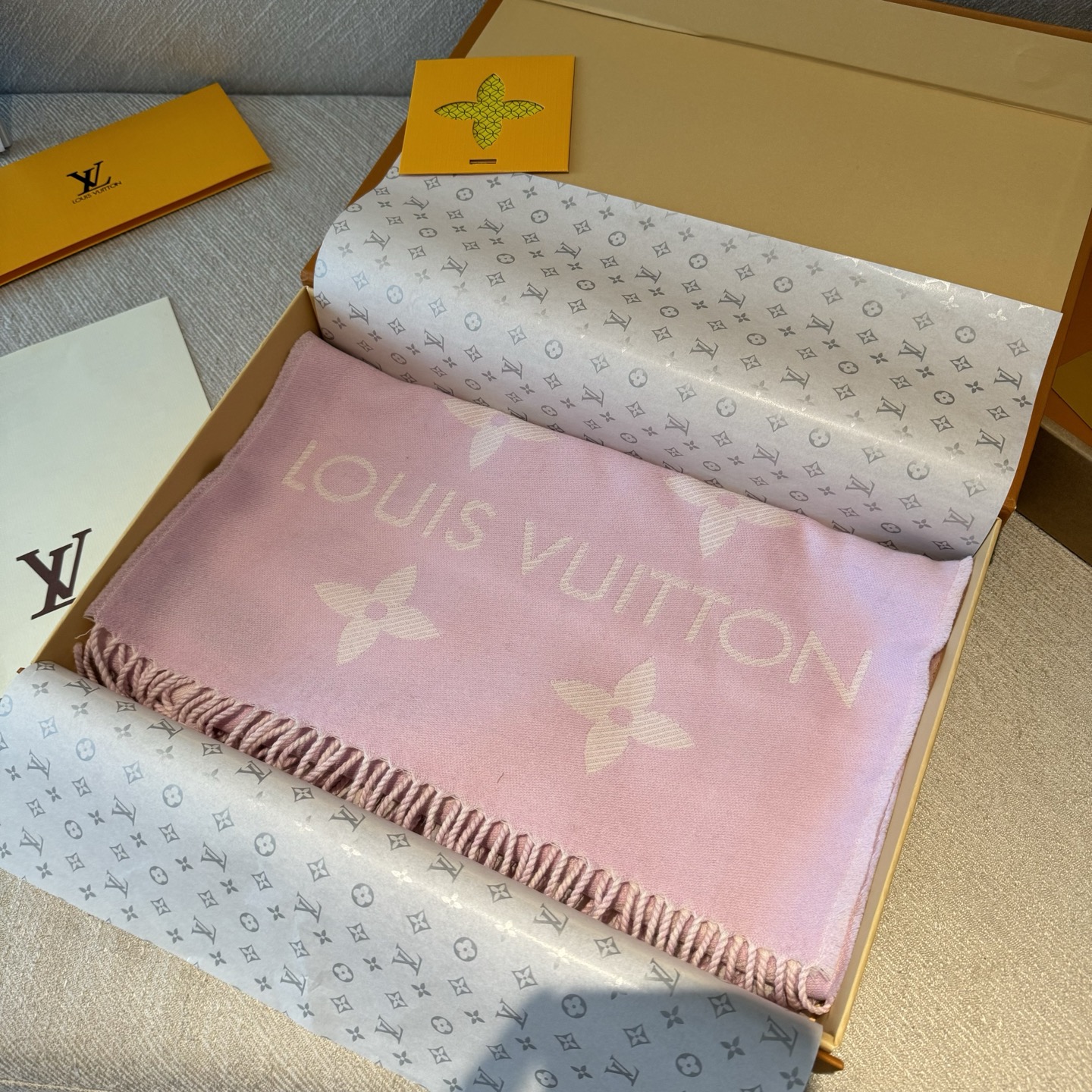 LV A貨淡紫色Logo流蘇圍巾氣質輕奢女款｜歐美奢侈品精品推薦